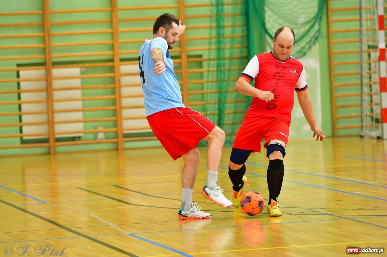 Zdjęcie w galerii na portalu naszraciborz.pl: Rodzice młodych piłkarzy rywalizowali w hali OSiR Racibórz [FOTO] wiadomości z regionu