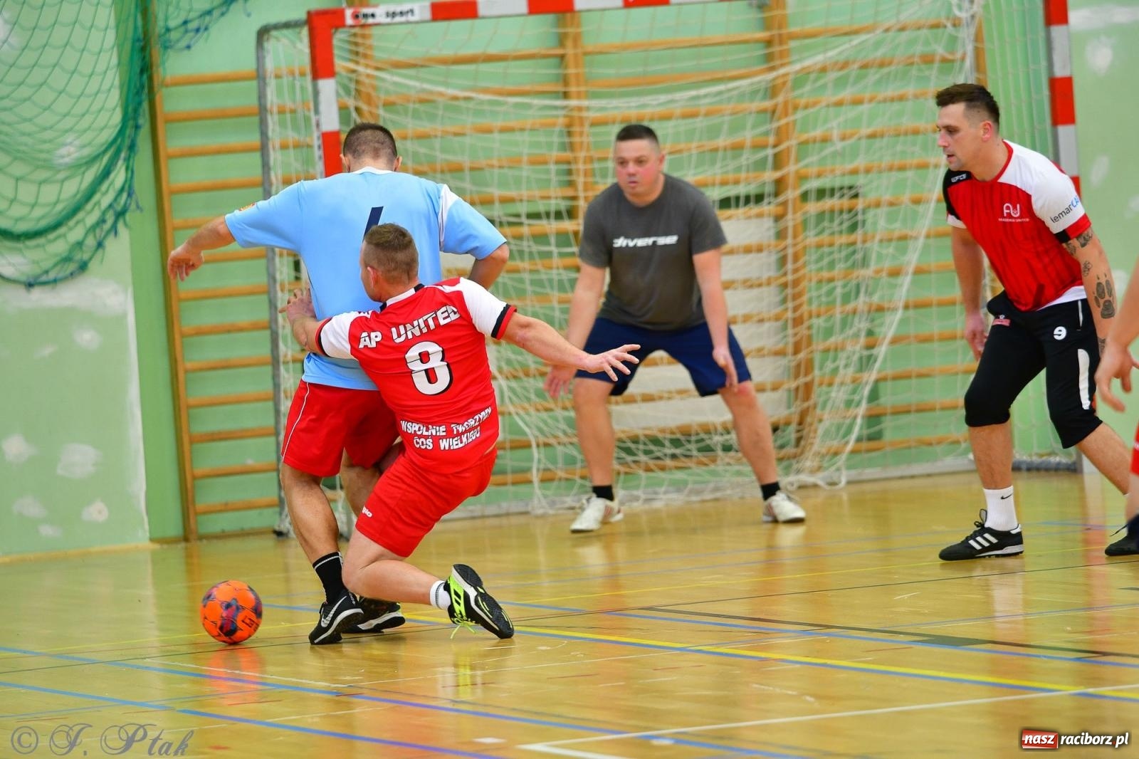 Zdjęcie w galerii na portalu naszraciborz.pl: Rodzice młodych piłkarzy rywalizowali w hali OSiR Racibórz [FOTO] wiadomości z regionu