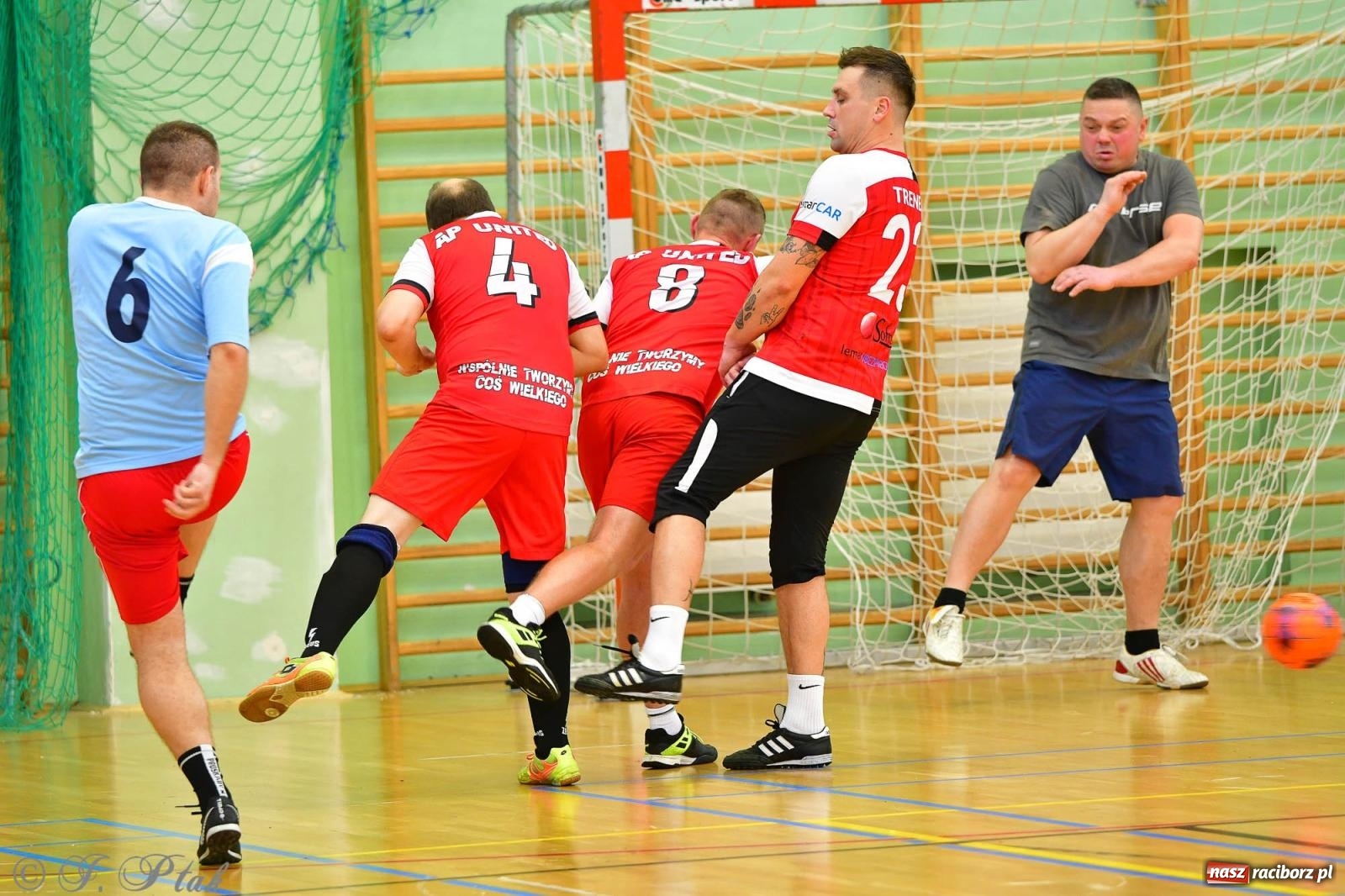 Zdjęcie w galerii na portalu naszraciborz.pl: Rodzice młodych piłkarzy rywalizowali w hali OSiR Racibórz [FOTO] wiadomości z regionu