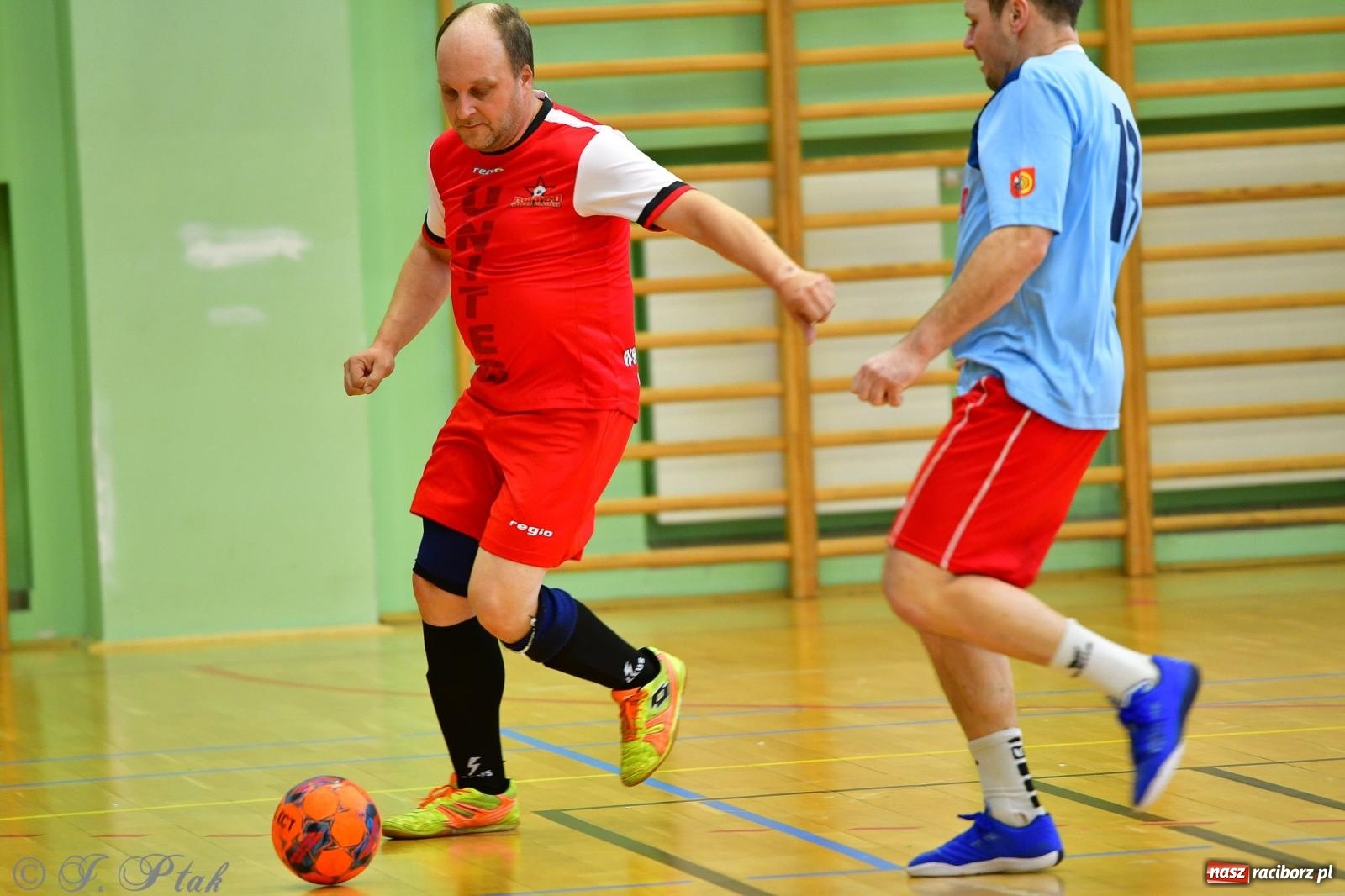 Zdjęcie w galerii na portalu naszraciborz.pl: Rodzice młodych piłkarzy rywalizowali w hali OSiR Racibórz [FOTO] wiadomości z regionu