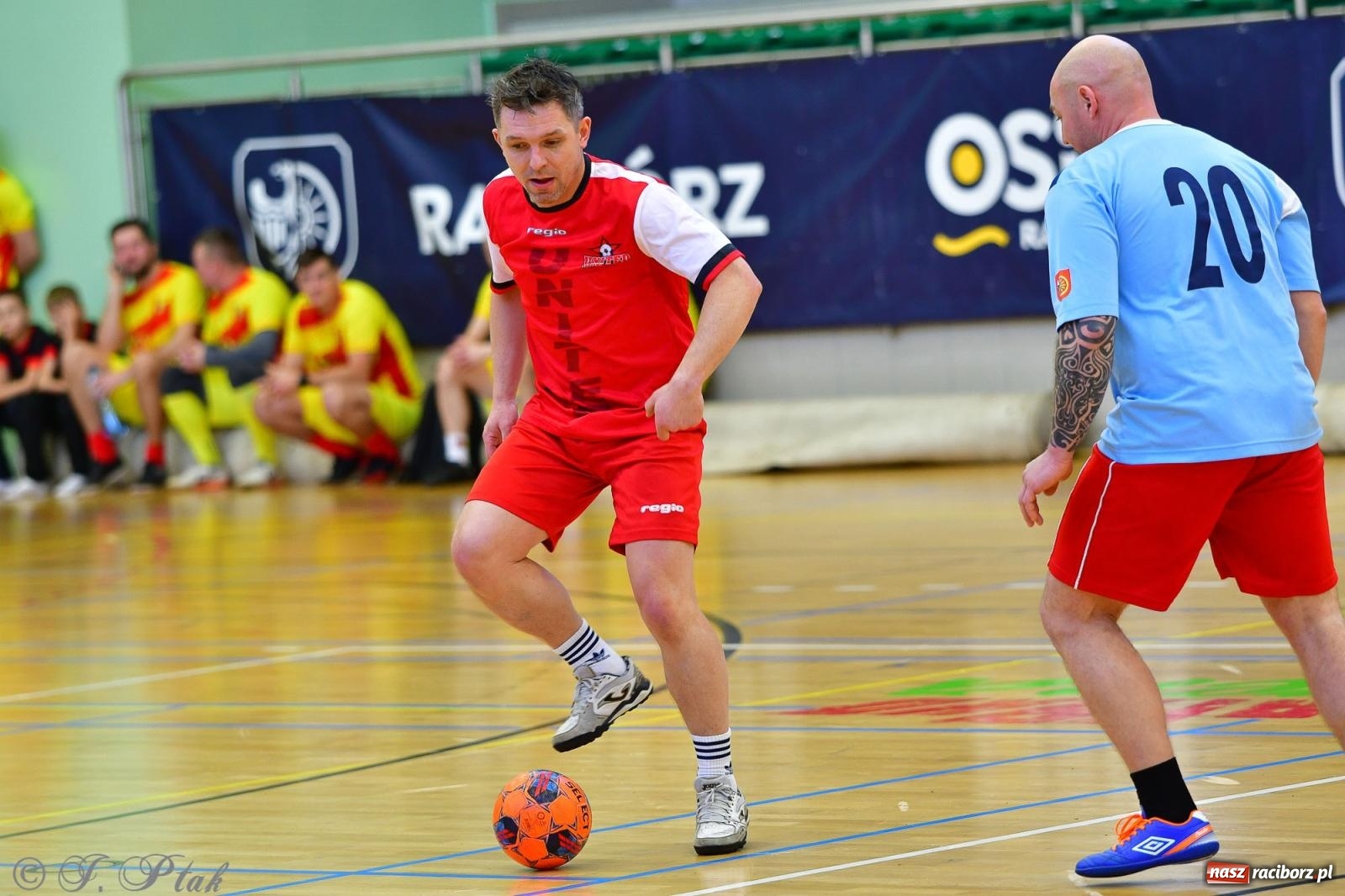 Zdjęcie w galerii na portalu naszraciborz.pl: Rodzice młodych piłkarzy rywalizowali w hali OSiR Racibórz [FOTO] wiadomości z regionu