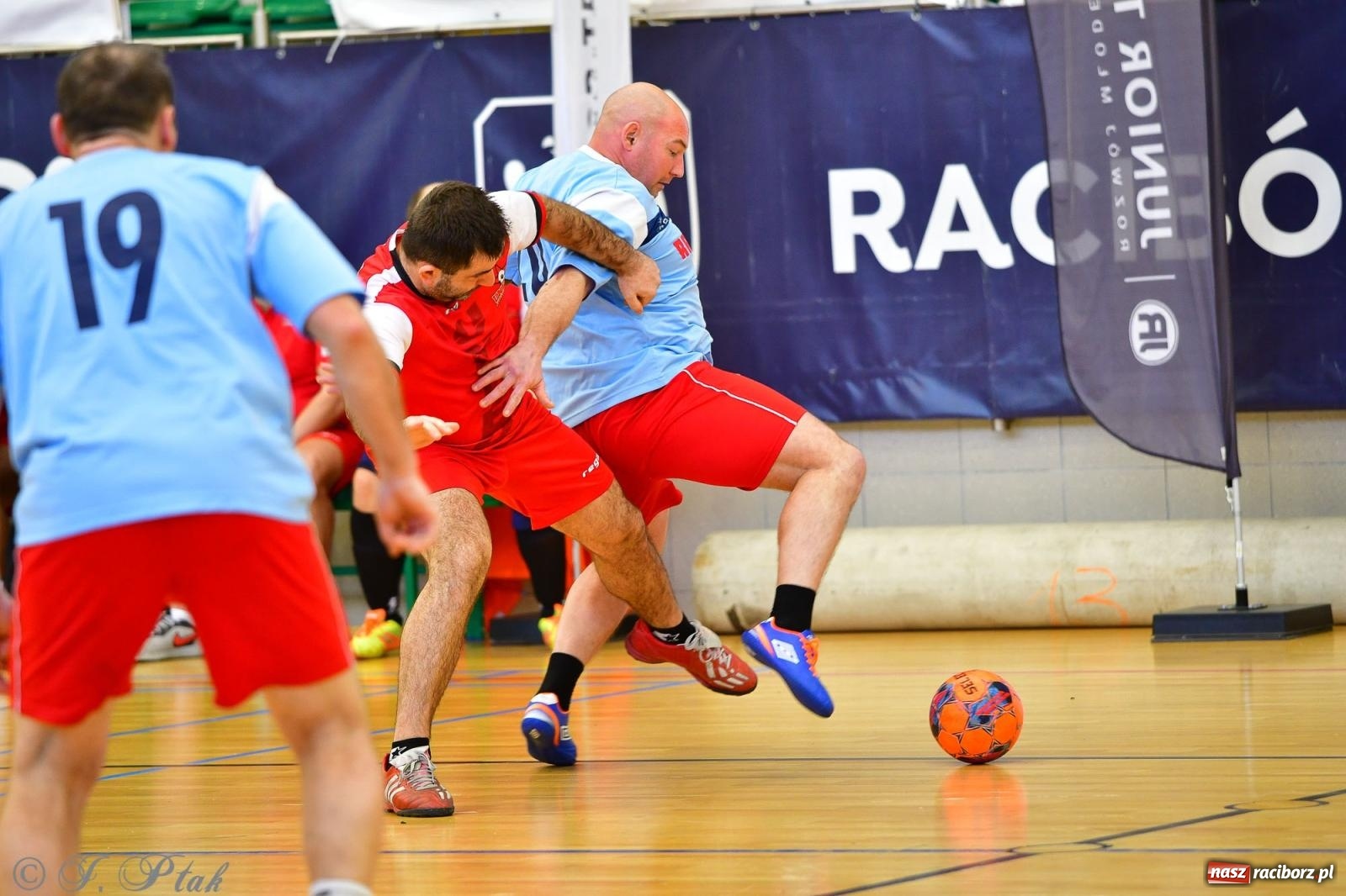 Zdjęcie w galerii na portalu naszraciborz.pl: Rodzice młodych piłkarzy rywalizowali w hali OSiR Racibórz [FOTO] wiadomości z regionu