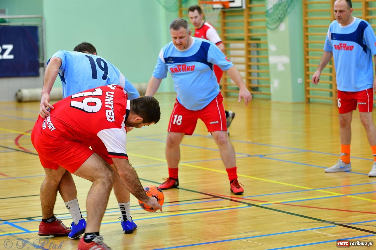 Zdjęcie w galerii na portalu naszraciborz.pl: Rodzice młodych piłkarzy rywalizowali w hali OSiR Racibórz [FOTO] wiadomości z regionu