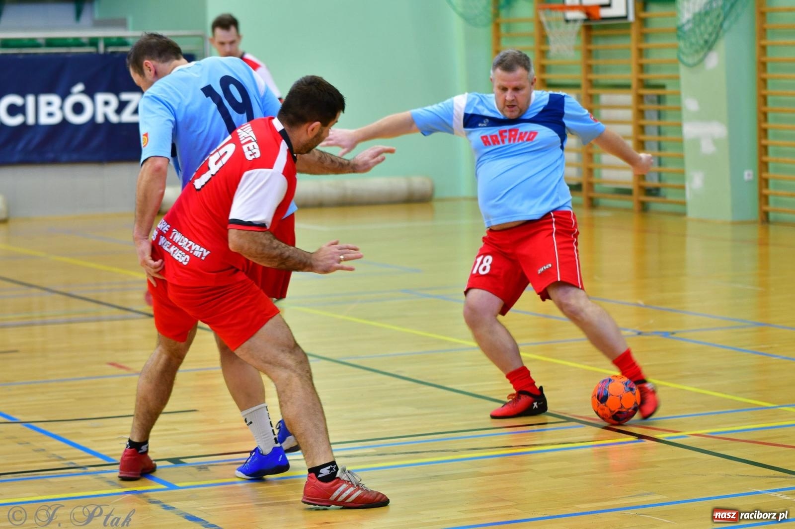 Zdjęcie w galerii na portalu naszraciborz.pl: Rodzice młodych piłkarzy rywalizowali w hali OSiR Racibórz [FOTO] wiadomości z regionu