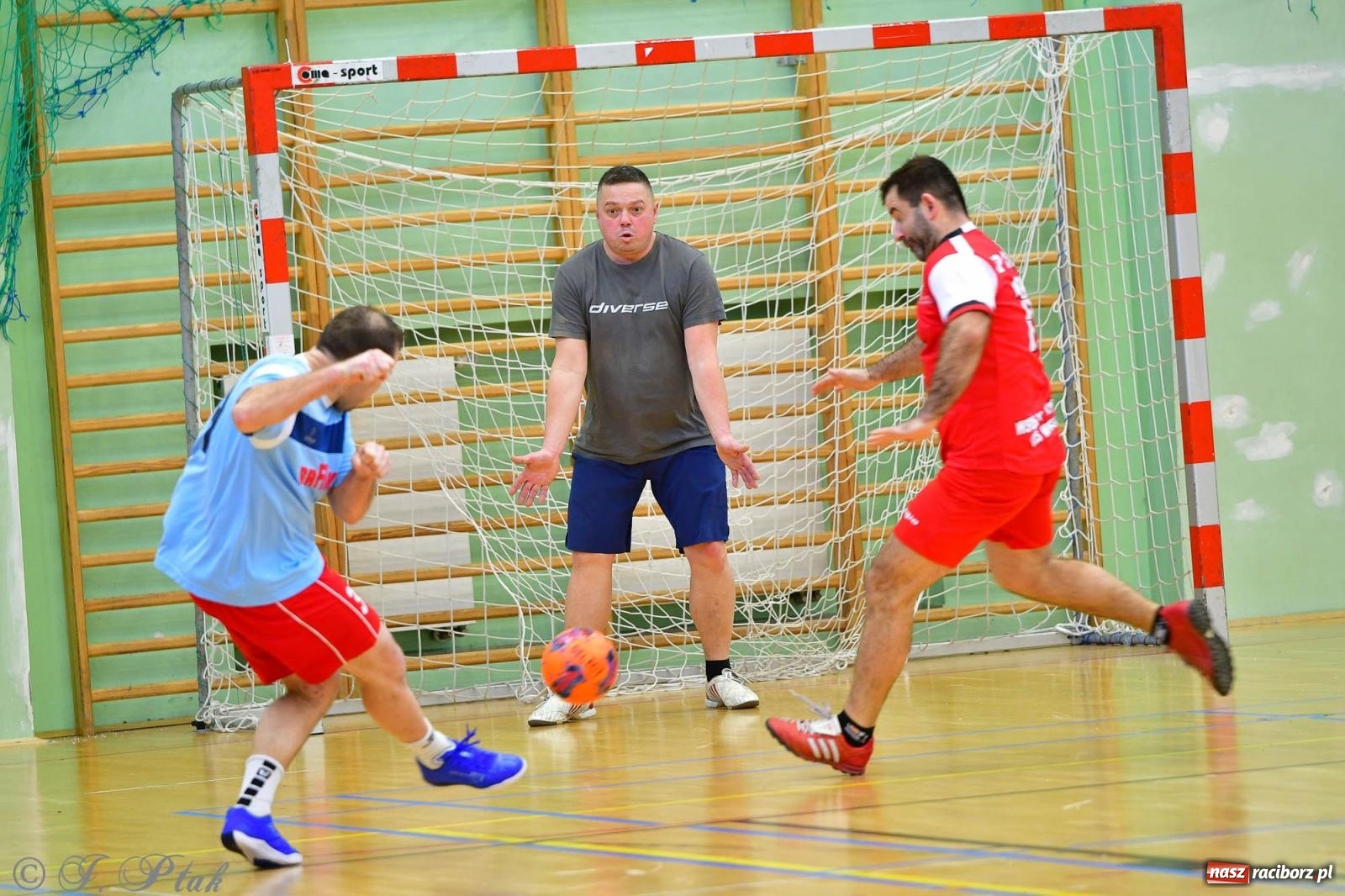 Zdjęcie w galerii na portalu naszraciborz.pl: Rodzice młodych piłkarzy rywalizowali w hali OSiR Racibórz [FOTO] wiadomości z regionu
