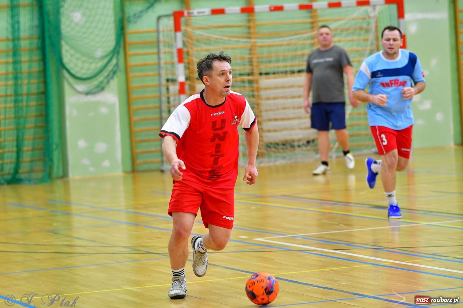 Zdjęcie w galerii na portalu naszraciborz.pl: Rodzice młodych piłkarzy rywalizowali w hali OSiR Racibórz [FOTO] wiadomości z regionu