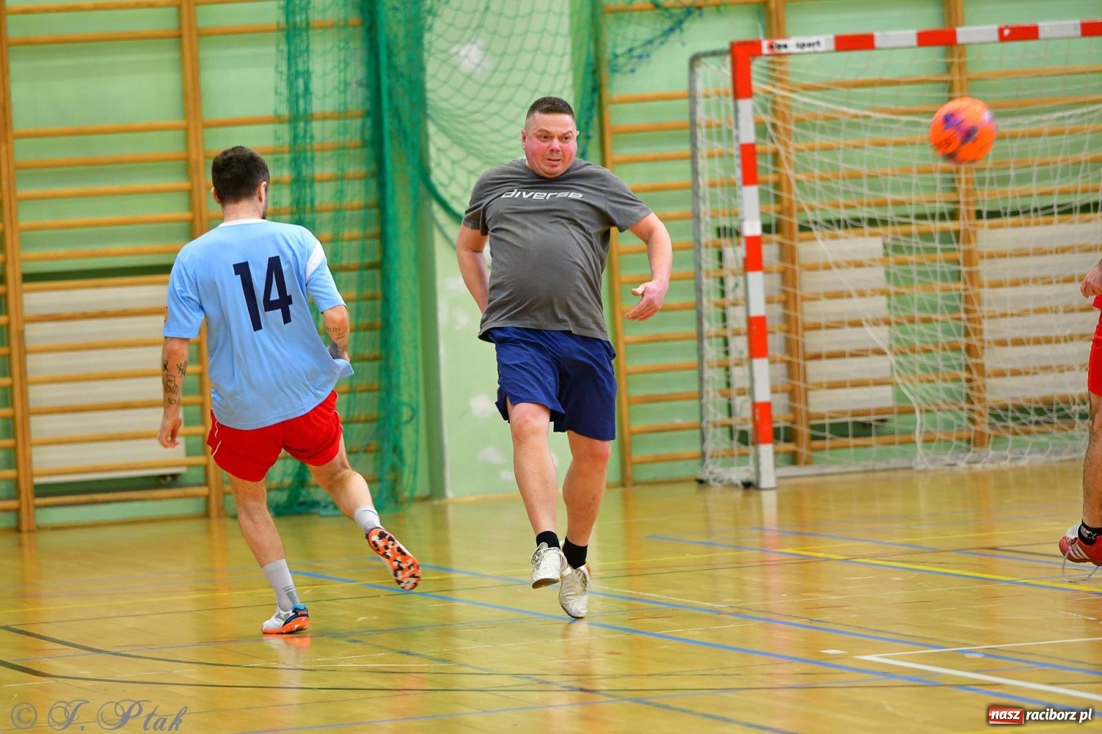 Zdjęcie w galerii na portalu naszraciborz.pl: Rodzice młodych piłkarzy rywalizowali w hali OSiR Racibórz [FOTO] wiadomości z regionu