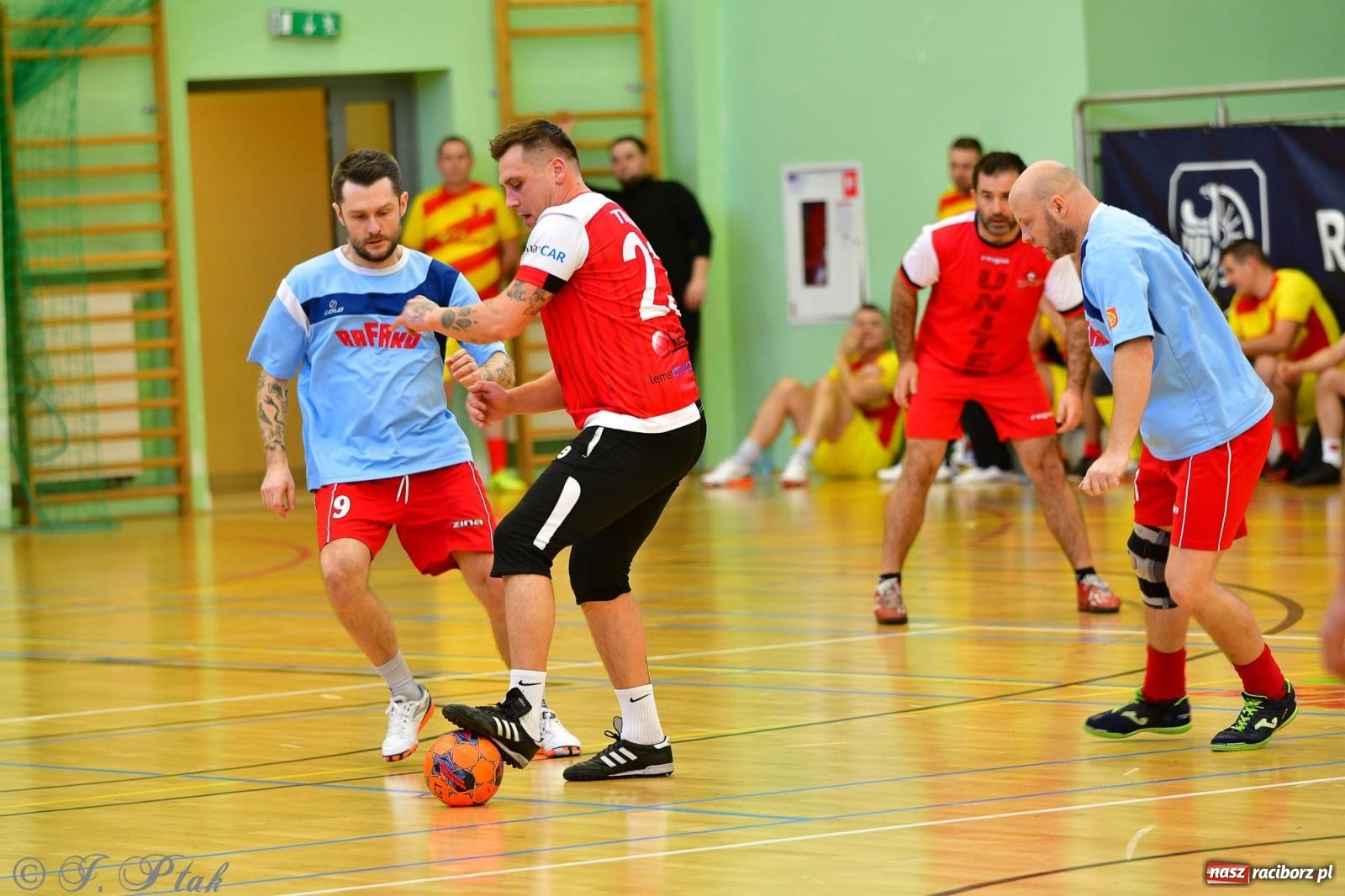 Zdjęcie w galerii na portalu naszraciborz.pl: Rodzice młodych piłkarzy rywalizowali w hali OSiR Racibórz [FOTO] wiadomości z regionu