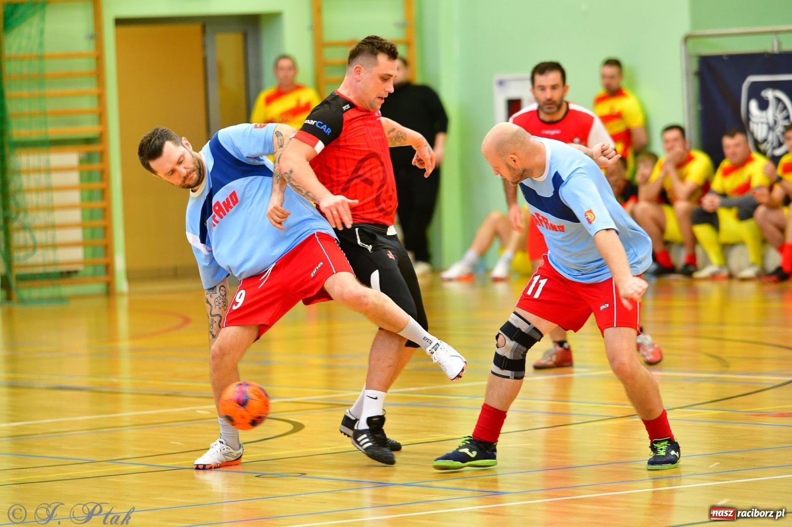 Zdjęcie w galerii na portalu naszraciborz.pl: Rodzice młodych piłkarzy rywalizowali w hali OSiR Racibórz [FOTO] wiadomości z regionu