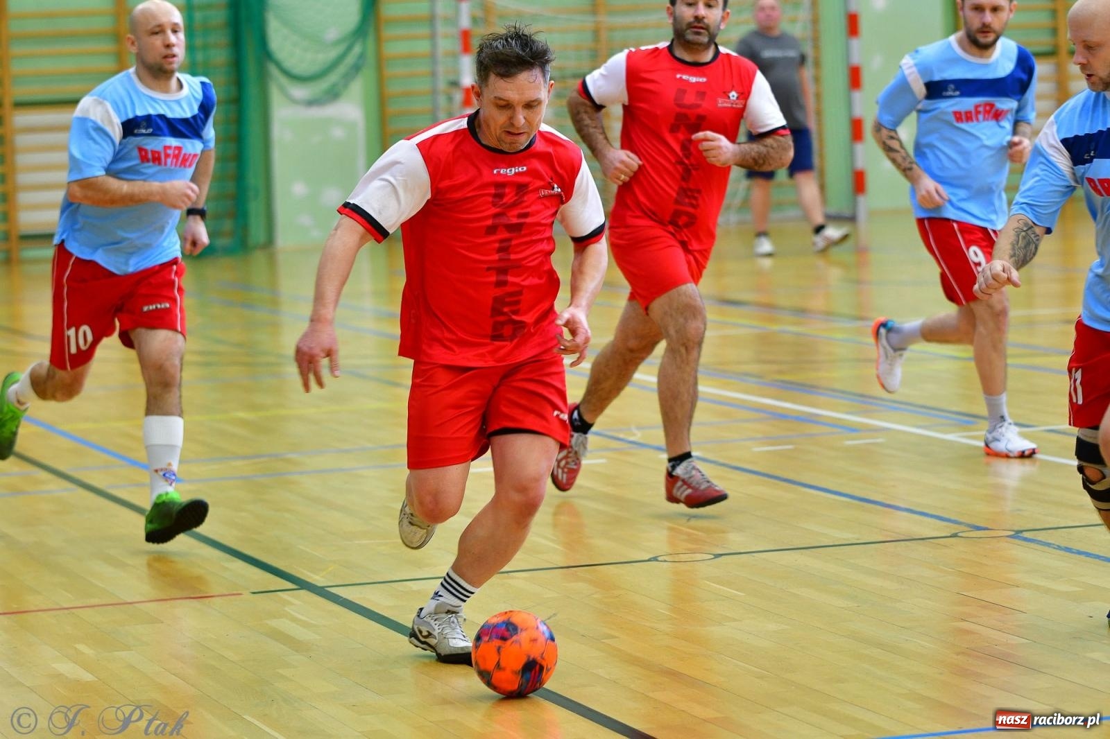 Zdjęcie w galerii na portalu naszraciborz.pl: Rodzice młodych piłkarzy rywalizowali w hali OSiR Racibórz [FOTO] wiadomości z regionu