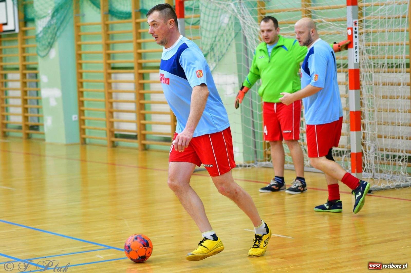 Zdjęcie w galerii na portalu naszraciborz.pl: Rodzice młodych piłkarzy rywalizowali w hali OSiR Racibórz [FOTO] wiadomości z regionu