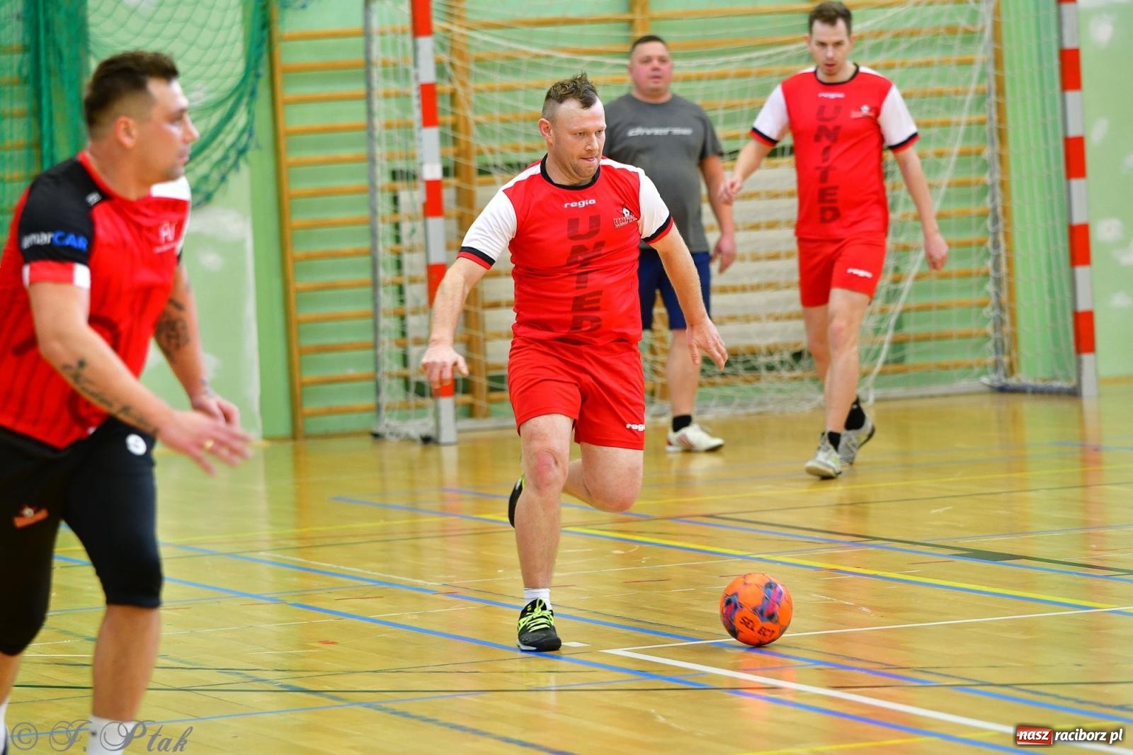 Zdjęcie w galerii na portalu naszraciborz.pl: Rodzice młodych piłkarzy rywalizowali w hali OSiR Racibórz [FOTO] wiadomości z regionu