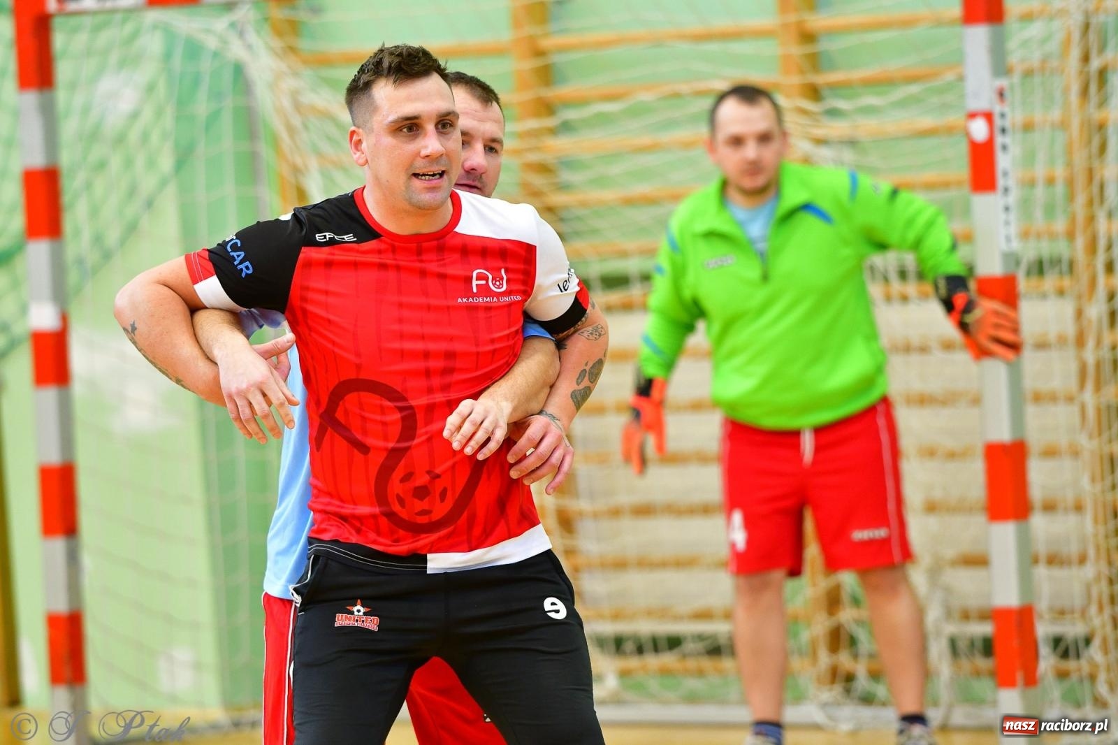 Zdjęcie w galerii na portalu naszraciborz.pl: Rodzice młodych piłkarzy rywalizowali w hali OSiR Racibórz [FOTO] wiadomości z regionu