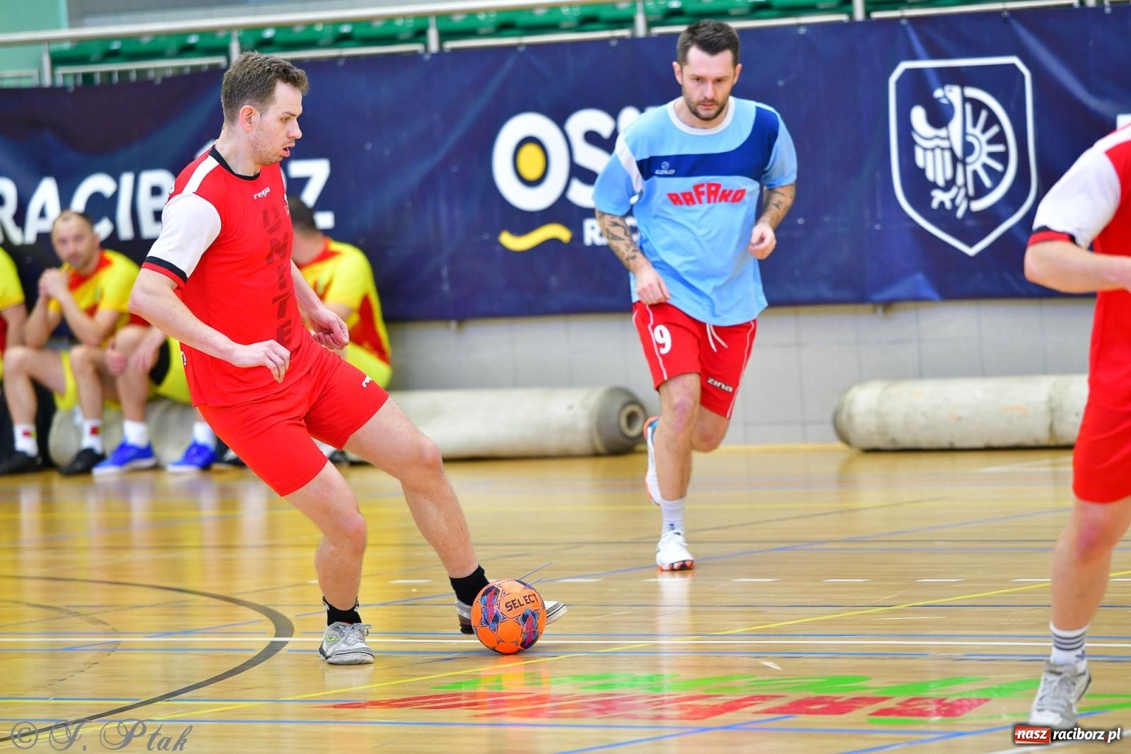 Zdjęcie w galerii na portalu naszraciborz.pl: Rodzice młodych piłkarzy rywalizowali w hali OSiR Racibórz [FOTO] wiadomości z regionu