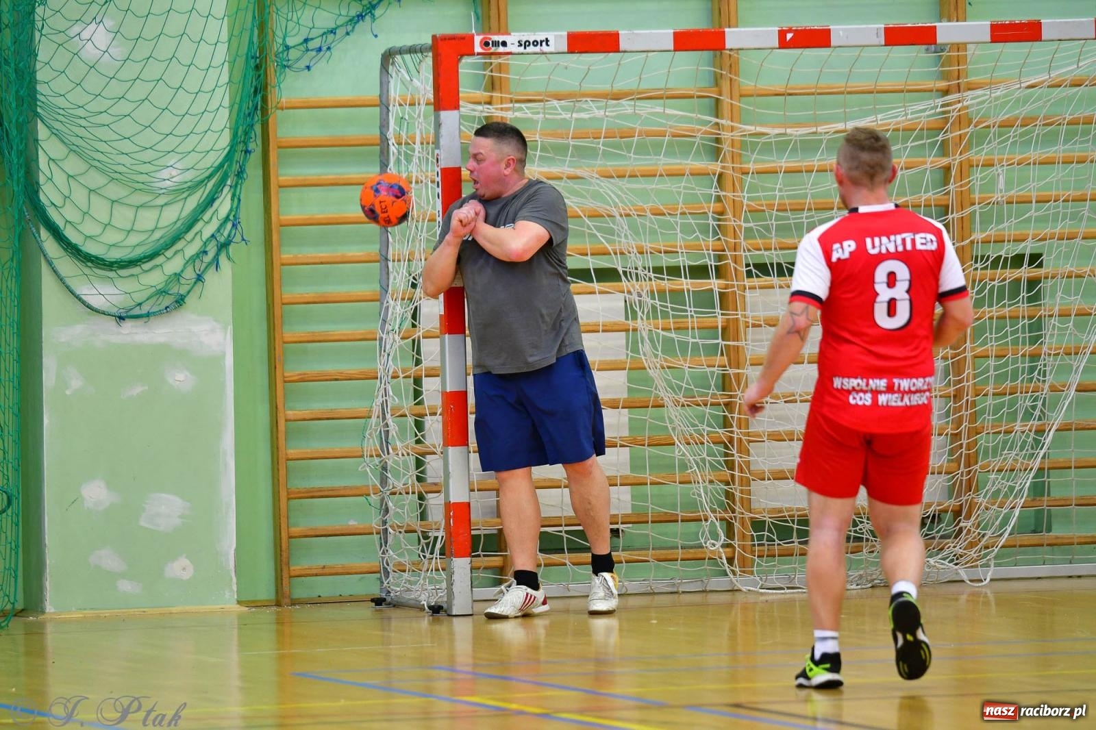 Zdjęcie w galerii na portalu naszraciborz.pl: Rodzice młodych piłkarzy rywalizowali w hali OSiR Racibórz [FOTO] wiadomości z regionu