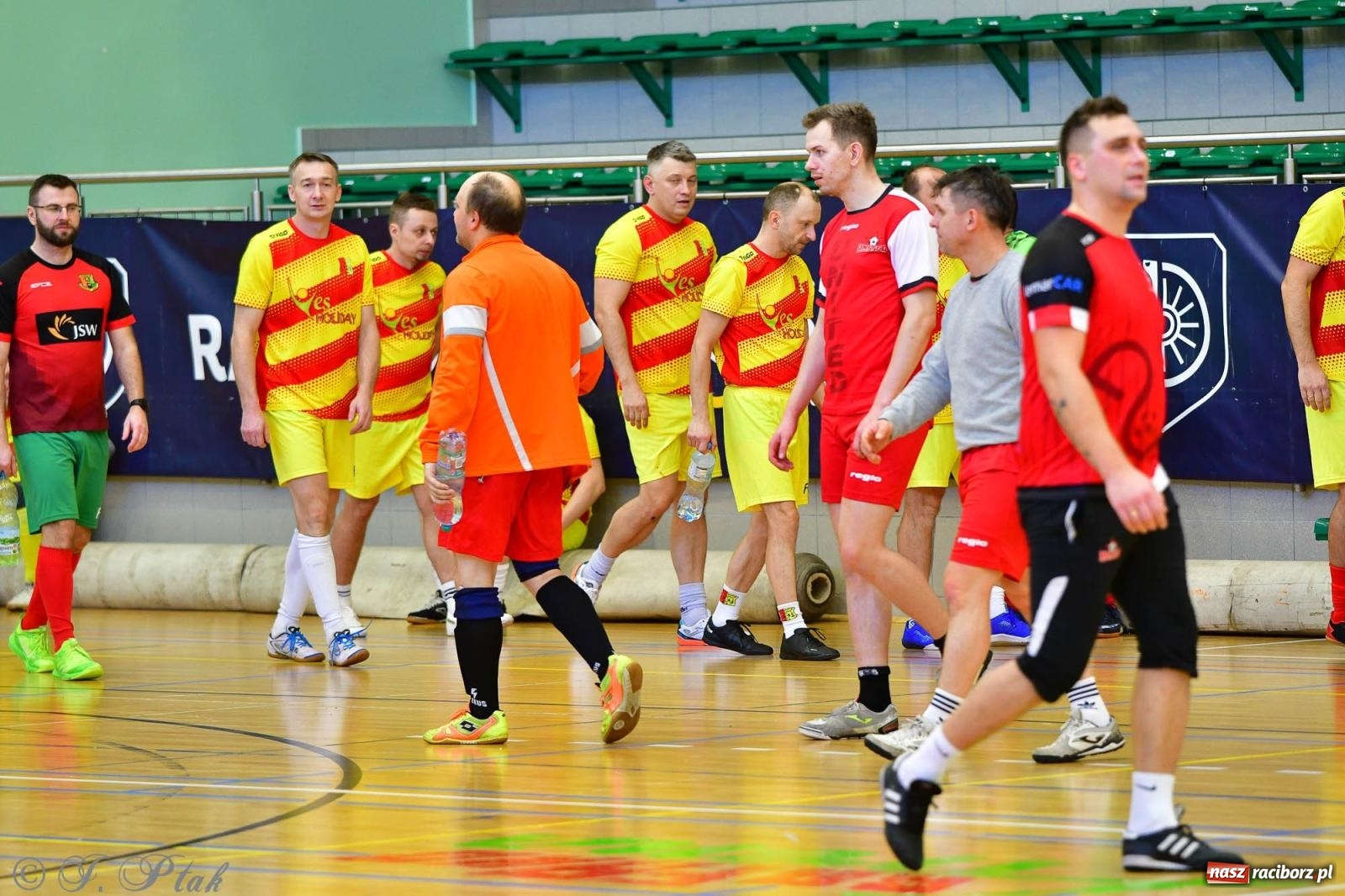 Zdjęcie w galerii na portalu naszraciborz.pl: Rodzice młodych piłkarzy rywalizowali w hali OSiR Racibórz [FOTO] wiadomości z regionu