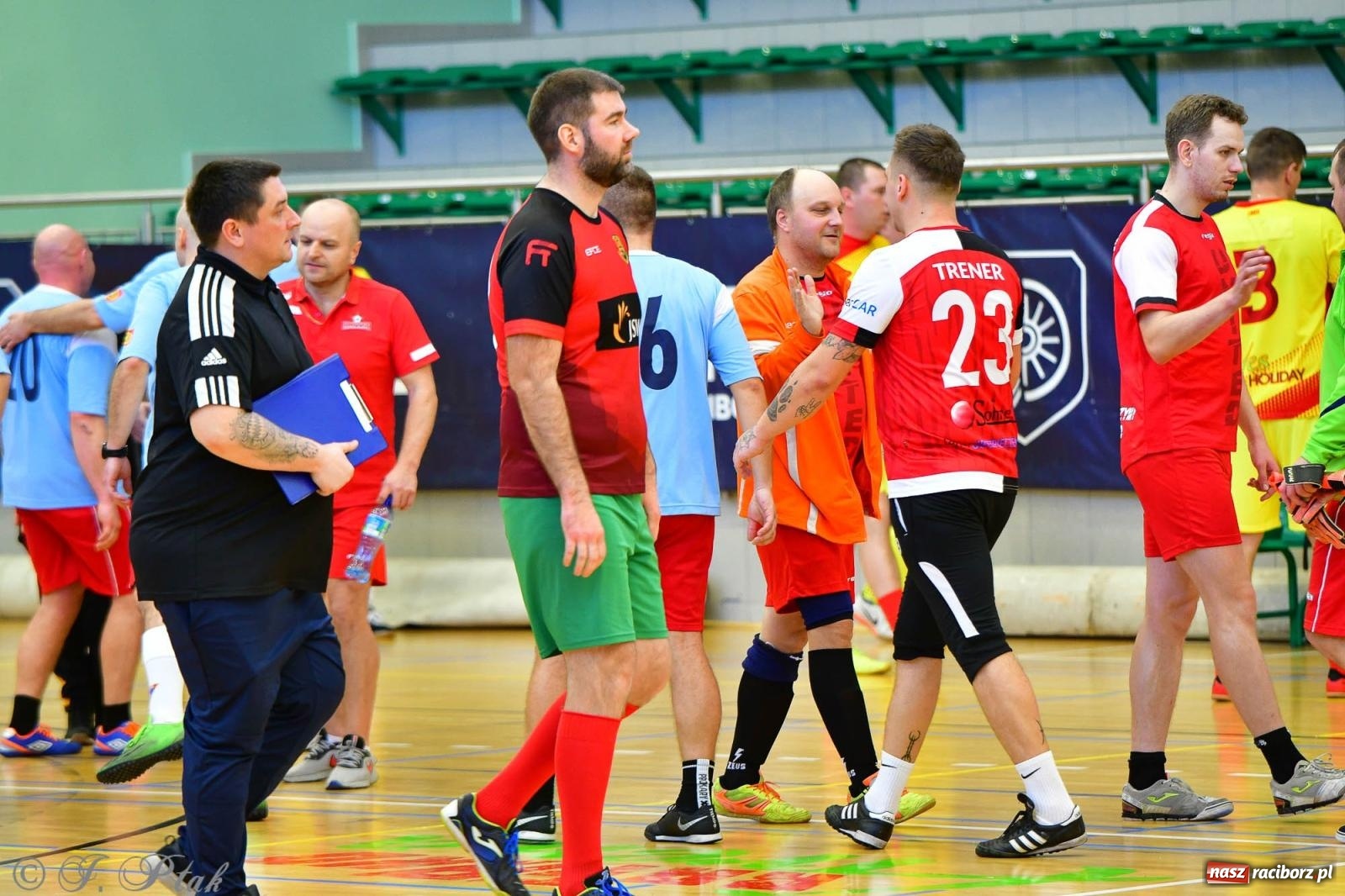 Zdjęcie w galerii na portalu naszraciborz.pl: Rodzice młodych piłkarzy rywalizowali w hali OSiR Racibórz [FOTO] wiadomości z regionu