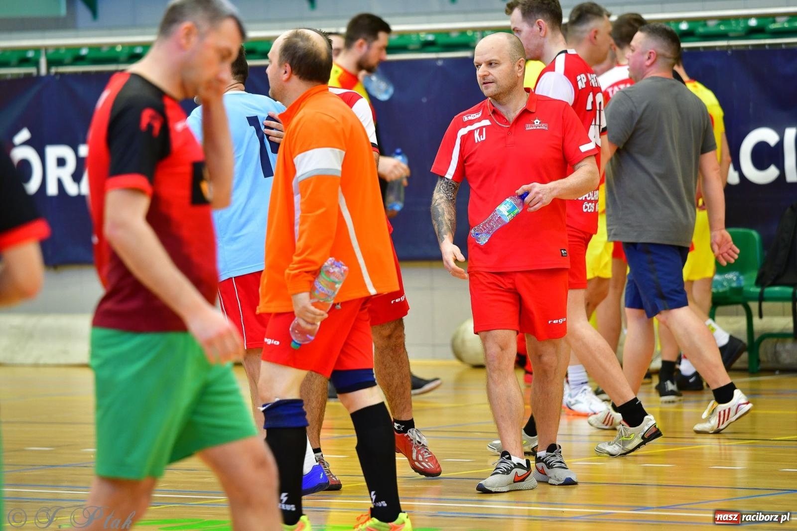 Zdjęcie w galerii na portalu naszraciborz.pl: Rodzice młodych piłkarzy rywalizowali w hali OSiR Racibórz [FOTO] wiadomości z regionu