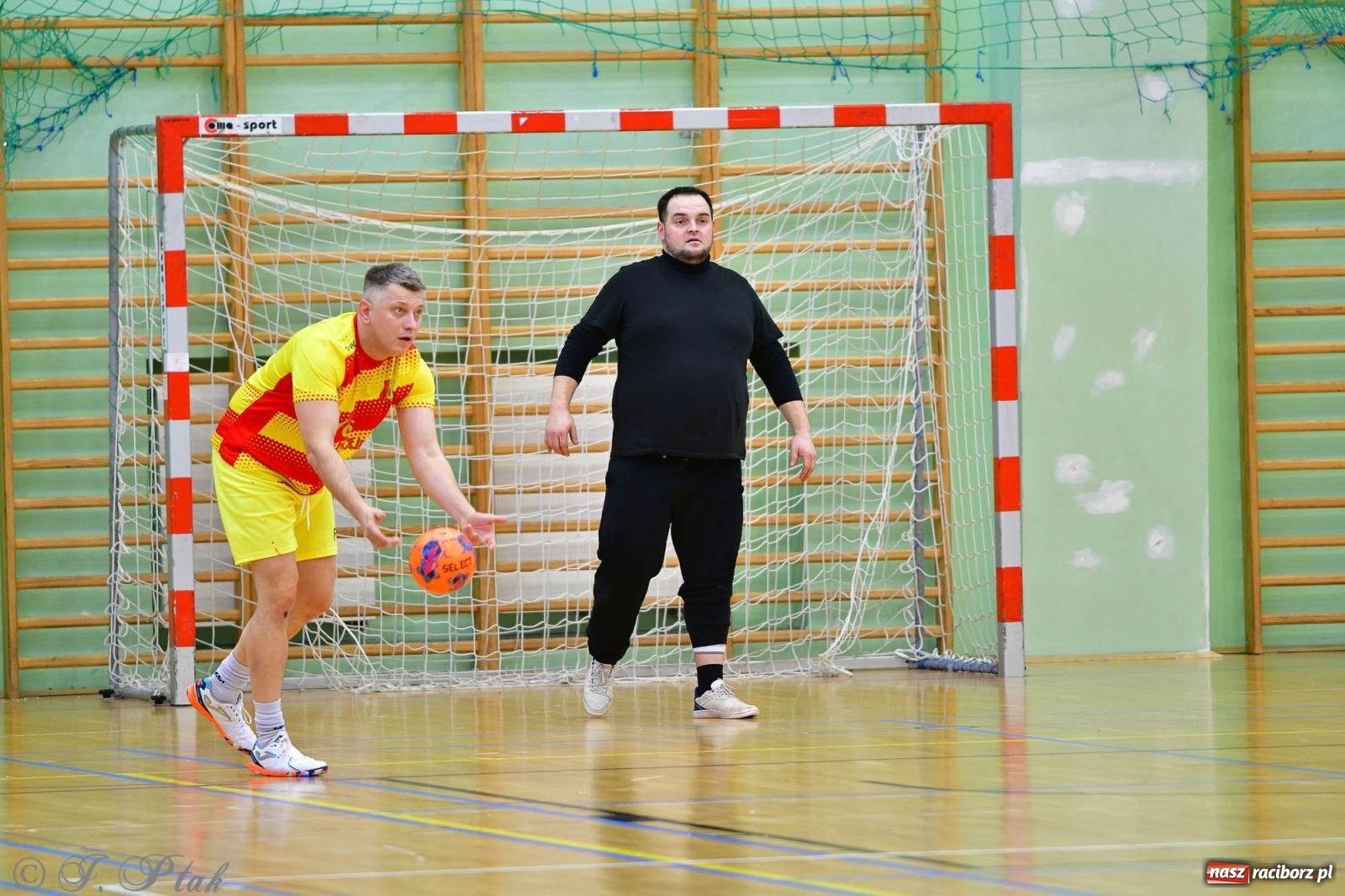 Zdjęcie w galerii na portalu naszraciborz.pl: Rodzice młodych piłkarzy rywalizowali w hali OSiR Racibórz [FOTO] wiadomości z regionu