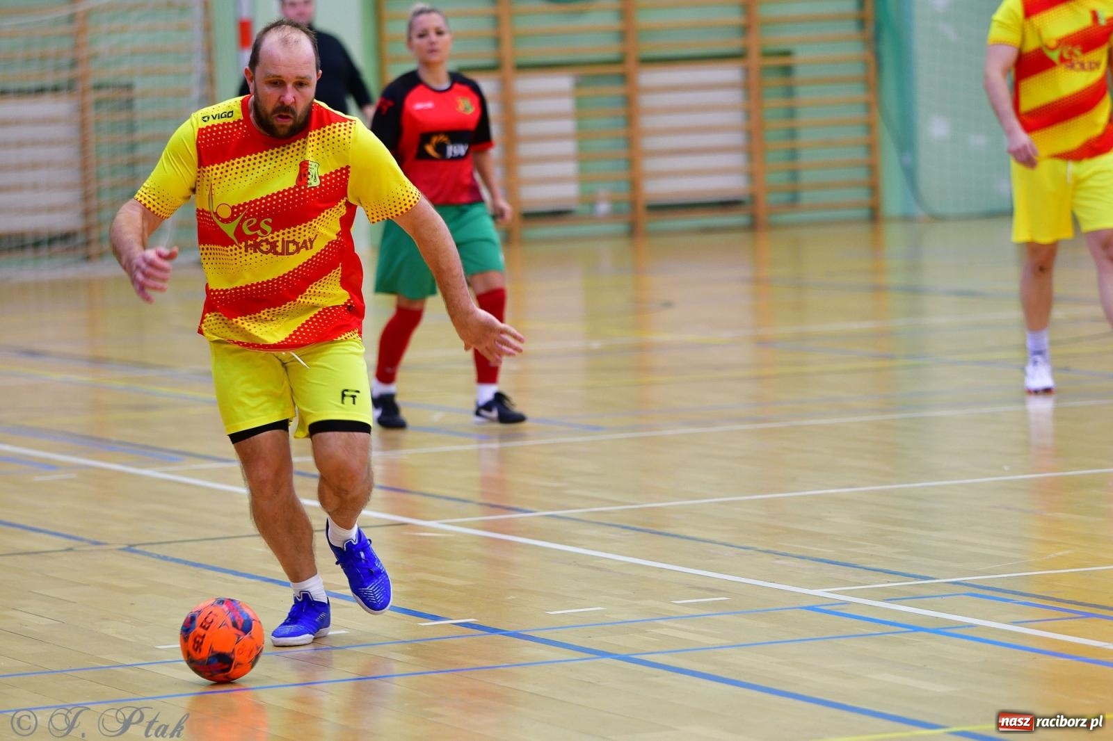 Zdjęcie w galerii na portalu naszraciborz.pl: Rodzice młodych piłkarzy rywalizowali w hali OSiR Racibórz [FOTO] wiadomości z regionu