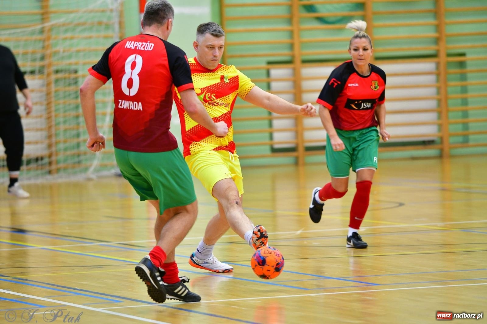Zdjęcie w galerii na portalu naszraciborz.pl: Rodzice młodych piłkarzy rywalizowali w hali OSiR Racibórz [FOTO] wiadomości z regionu