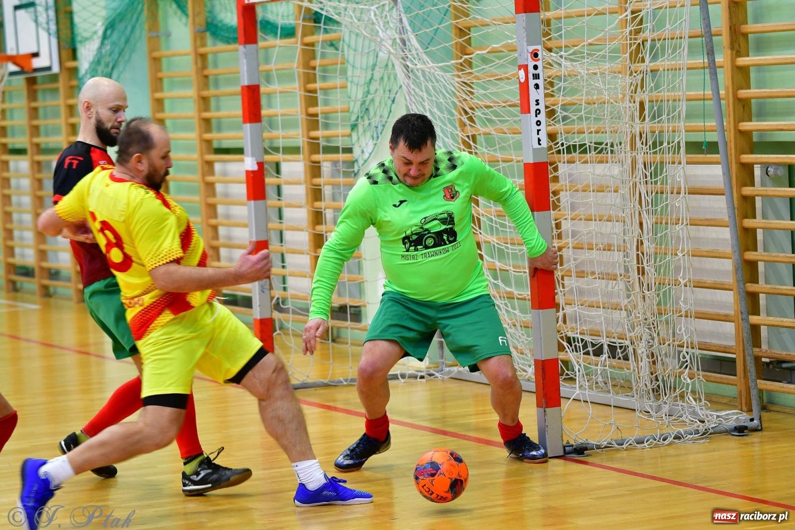 Zdjęcie w galerii na portalu naszraciborz.pl: Rodzice młodych piłkarzy rywalizowali w hali OSiR Racibórz [FOTO] wiadomości z regionu