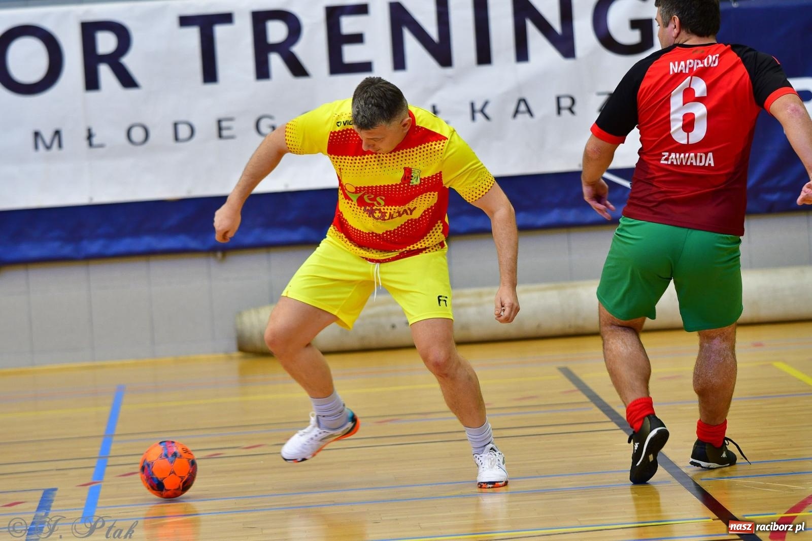 Zdjęcie w galerii na portalu naszraciborz.pl: Rodzice młodych piłkarzy rywalizowali w hali OSiR Racibórz [FOTO] wiadomości z regionu