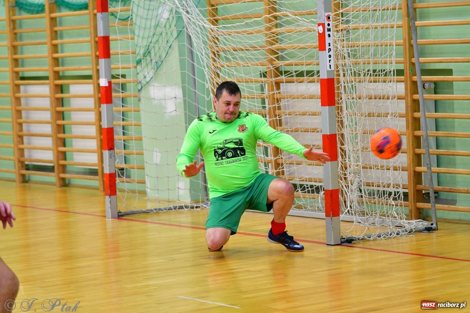 Zdjęcie w galerii na portalu naszraciborz.pl: Rodzice młodych piłkarzy rywalizowali w hali OSiR Racibórz [FOTO] wiadomości z regionu