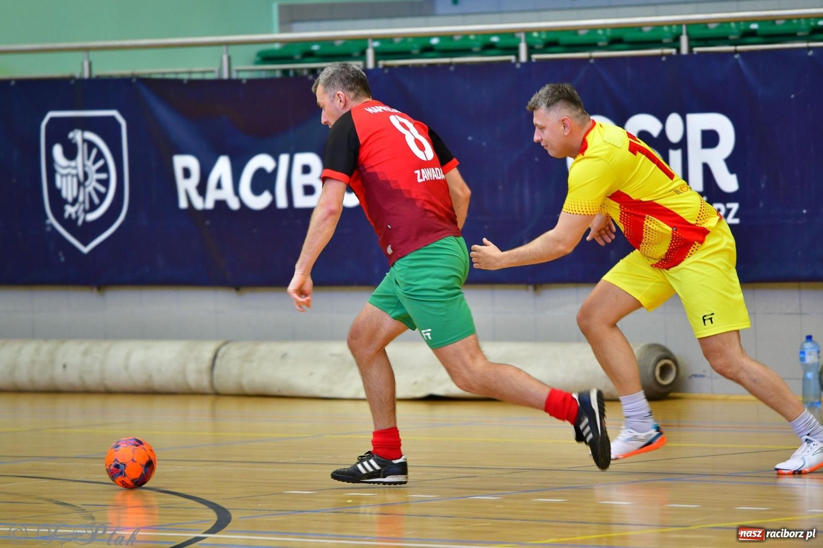 Zdjęcie w galerii na portalu naszraciborz.pl: Rodzice młodych piłkarzy rywalizowali w hali OSiR Racibórz [FOTO] wiadomości z regionu