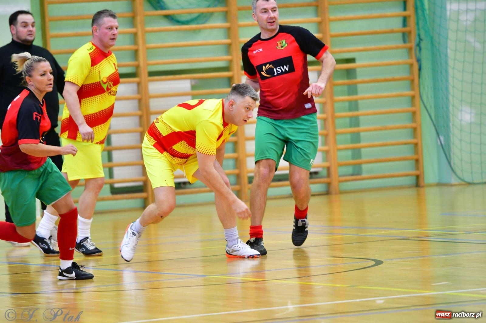 Zdjęcie w galerii na portalu naszraciborz.pl: Rodzice młodych piłkarzy rywalizowali w hali OSiR Racibórz [FOTO] wiadomości z regionu