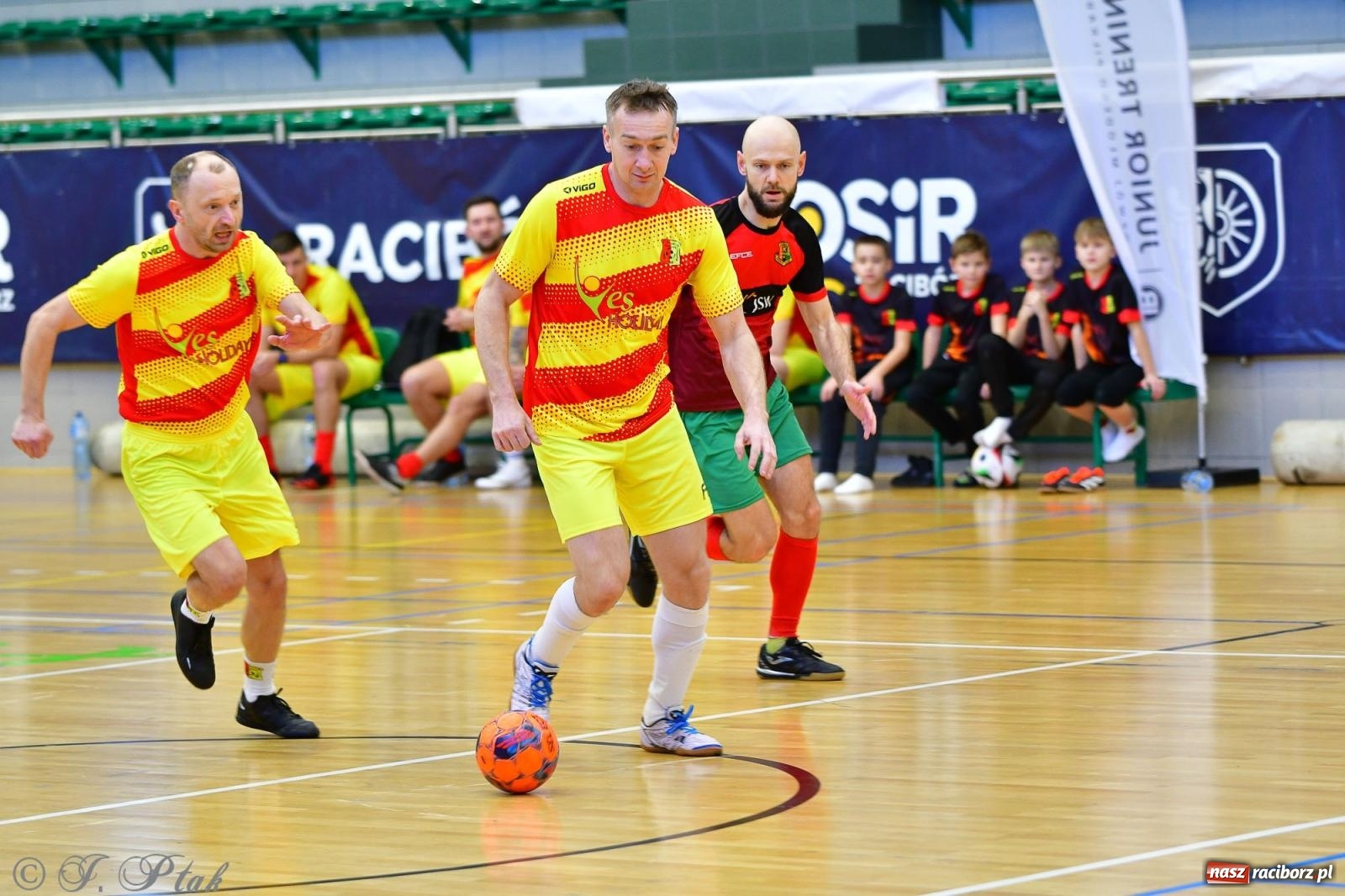 Zdjęcie w galerii na portalu naszraciborz.pl: Rodzice młodych piłkarzy rywalizowali w hali OSiR Racibórz [FOTO] wiadomości z regionu