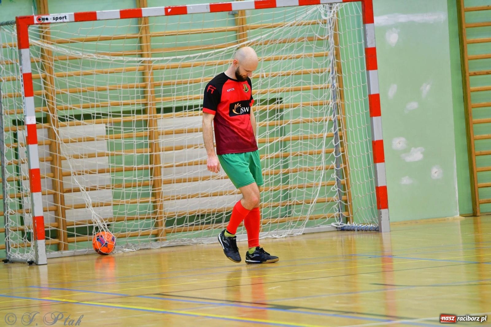 Zdjęcie w galerii na portalu naszraciborz.pl: Rodzice młodych piłkarzy rywalizowali w hali OSiR Racibórz [FOTO] wiadomości z regionu