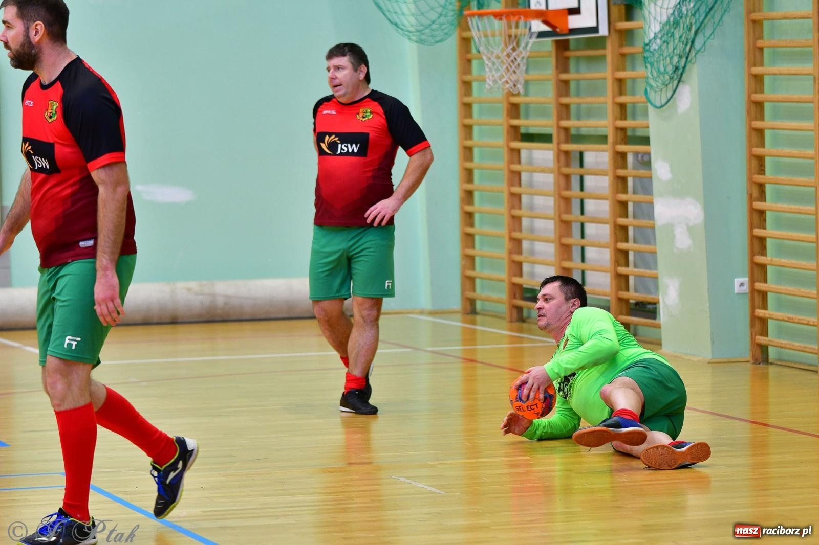 Zdjęcie w galerii na portalu naszraciborz.pl: Rodzice młodych piłkarzy rywalizowali w hali OSiR Racibórz [FOTO] wiadomości z regionu