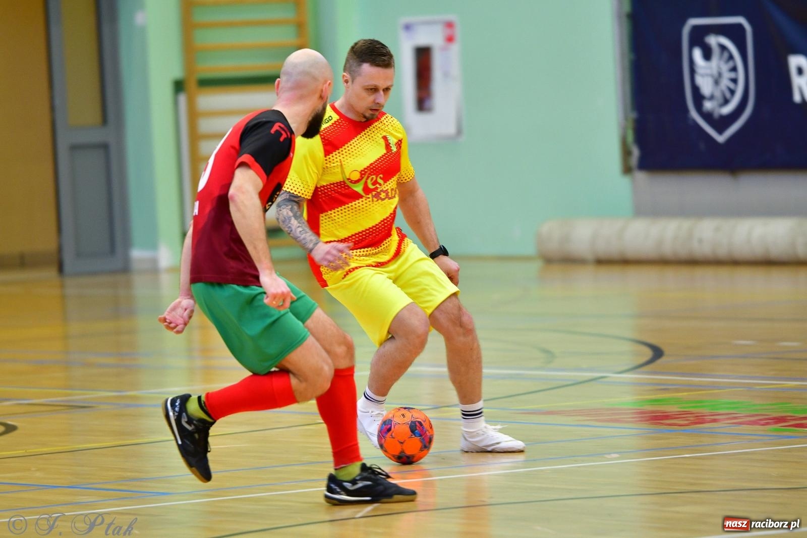 Zdjęcie w galerii na portalu naszraciborz.pl: Rodzice młodych piłkarzy rywalizowali w hali OSiR Racibórz [FOTO] wiadomości z regionu