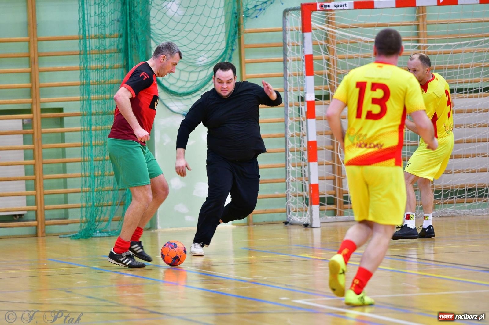 Zdjęcie w galerii na portalu naszraciborz.pl: Rodzice młodych piłkarzy rywalizowali w hali OSiR Racibórz [FOTO] wiadomości z regionu