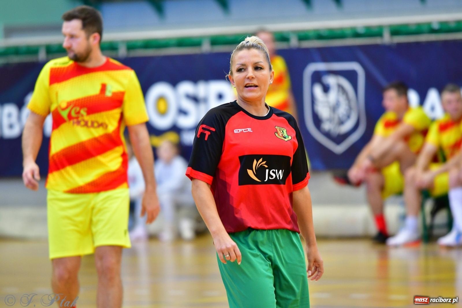 Zdjęcie w galerii na portalu naszraciborz.pl: Rodzice młodych piłkarzy rywalizowali w hali OSiR Racibórz [FOTO] wiadomości z regionu