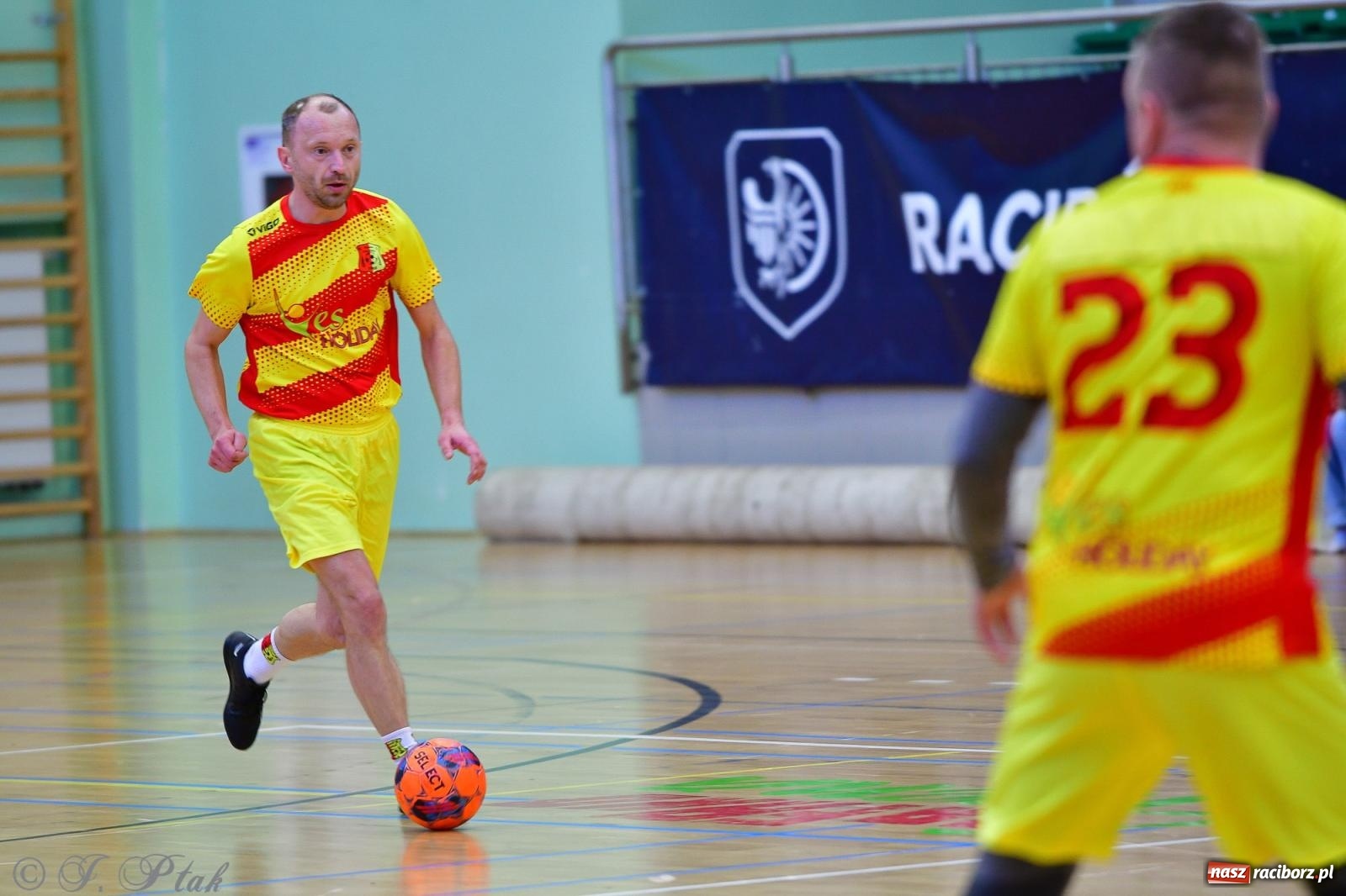 Zdjęcie w galerii na portalu naszraciborz.pl: Rodzice młodych piłkarzy rywalizowali w hali OSiR Racibórz [FOTO] wiadomości z regionu