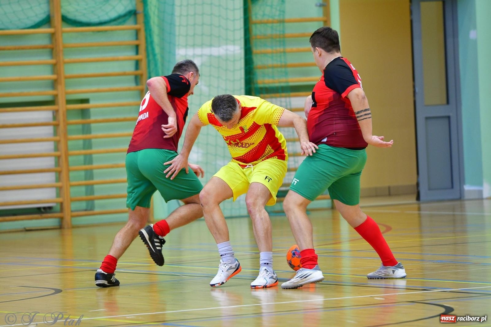 Zdjęcie w galerii na portalu naszraciborz.pl: Rodzice młodych piłkarzy rywalizowali w hali OSiR Racibórz [FOTO] wiadomości z regionu