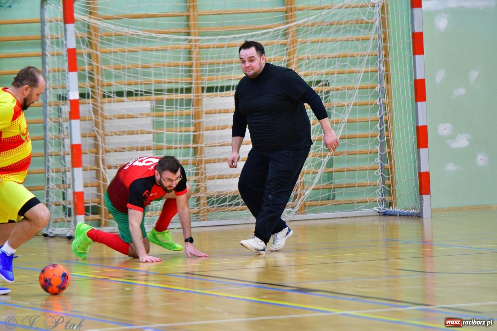 Zdjęcie w galerii na portalu naszraciborz.pl: Rodzice młodych piłkarzy rywalizowali w hali OSiR Racibórz [FOTO] wiadomości z regionu
