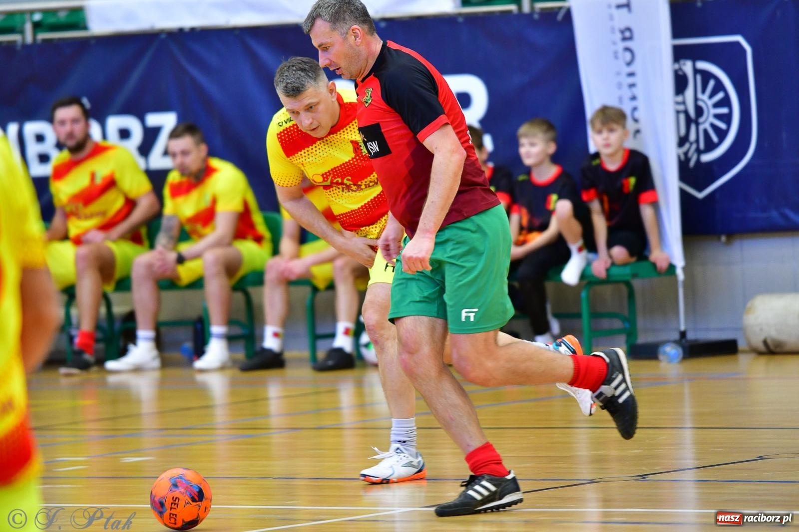 Zdjęcie w galerii na portalu naszraciborz.pl: Rodzice młodych piłkarzy rywalizowali w hali OSiR Racibórz [FOTO] wiadomości z regionu