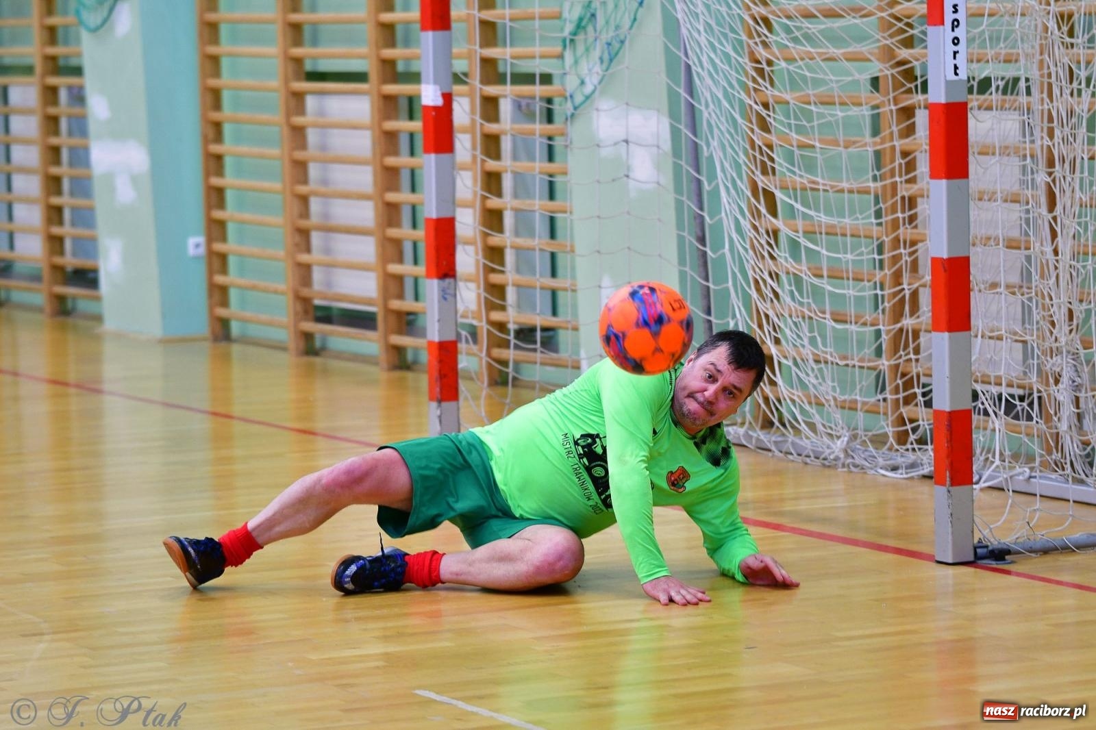 Zdjęcie w galerii na portalu naszraciborz.pl: Rodzice młodych piłkarzy rywalizowali w hali OSiR Racibórz [FOTO] wiadomości z regionu