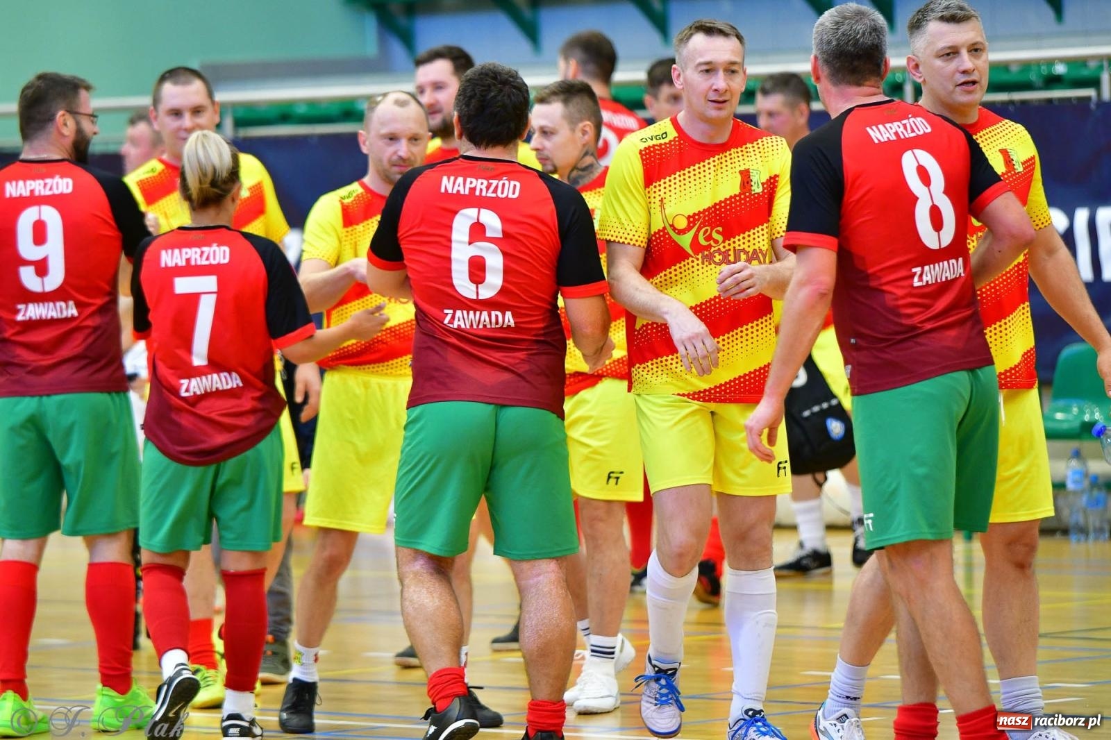 Zdjęcie w galerii na portalu naszraciborz.pl: Rodzice młodych piłkarzy rywalizowali w hali OSiR Racibórz [FOTO] wiadomości z regionu