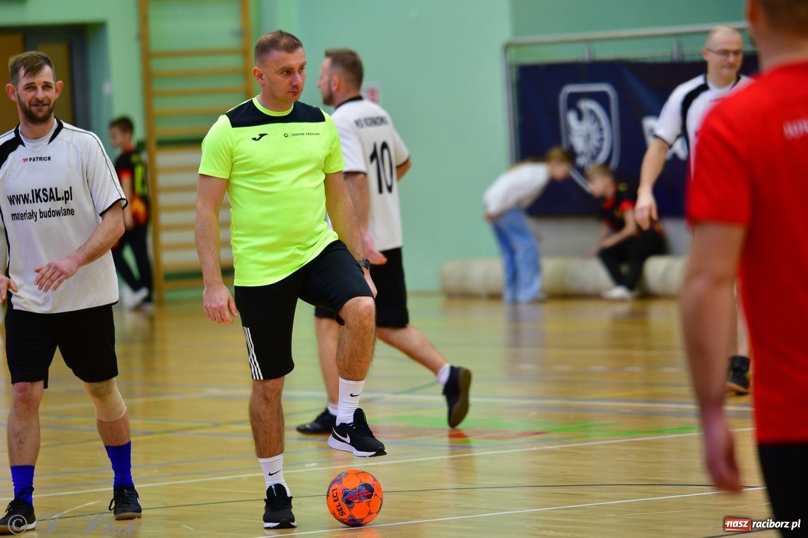 Zdjęcie w galerii na portalu naszraciborz.pl: Rodzice młodych piłkarzy rywalizowali w hali OSiR Racibórz [FOTO] wiadomości z regionu