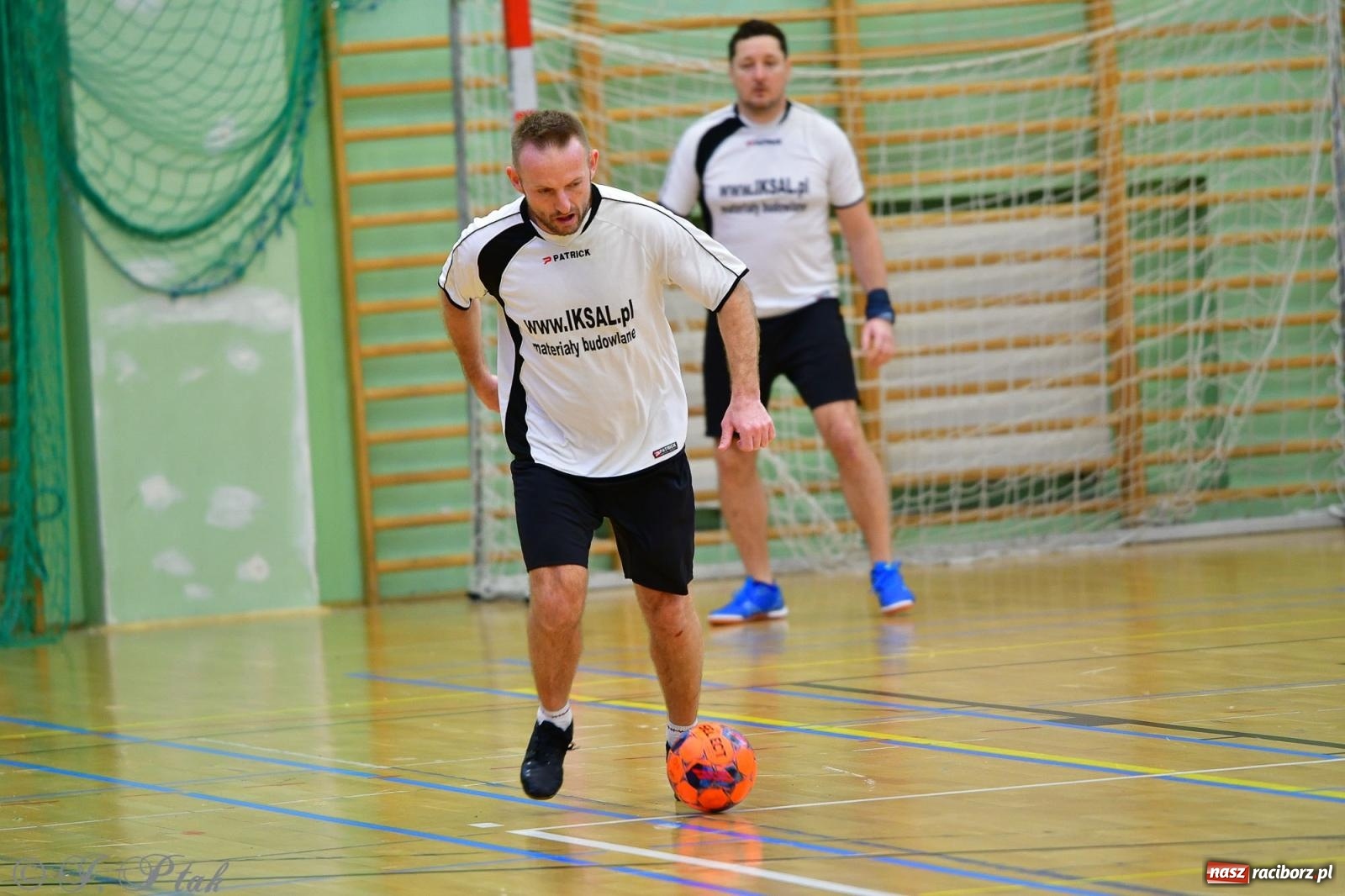 Zdjęcie w galerii na portalu naszraciborz.pl: Rodzice młodych piłkarzy rywalizowali w hali OSiR Racibórz [FOTO] wiadomości z regionu