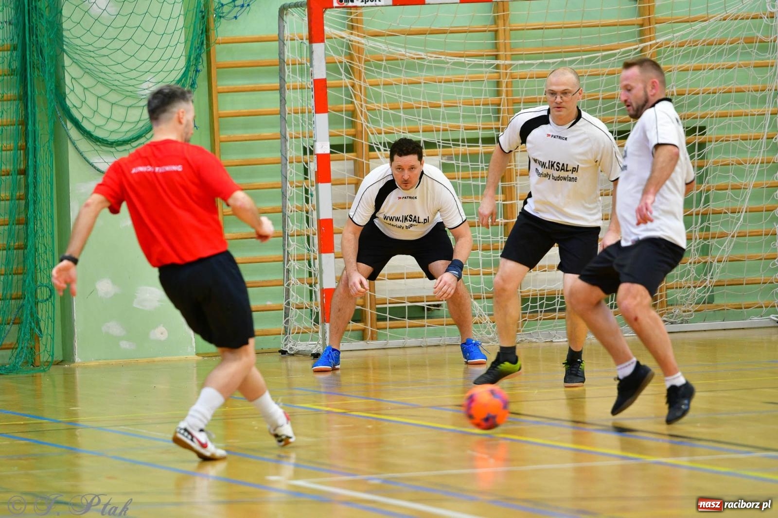Zdjęcie w galerii na portalu naszraciborz.pl: Rodzice młodych piłkarzy rywalizowali w hali OSiR Racibórz [FOTO] wiadomości z regionu