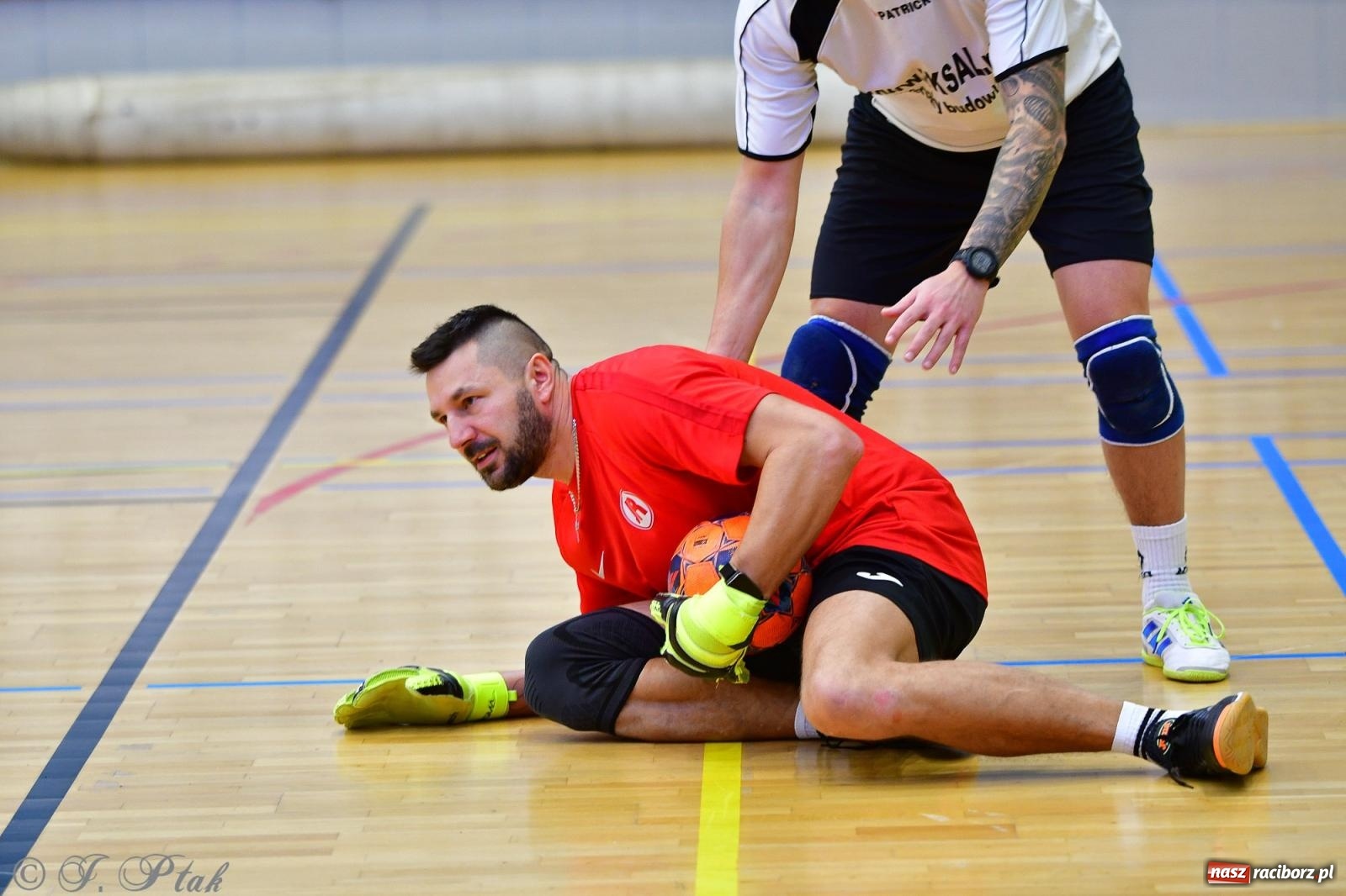 Zdjęcie w galerii na portalu naszraciborz.pl: Rodzice młodych piłkarzy rywalizowali w hali OSiR Racibórz [FOTO] wiadomości z regionu
