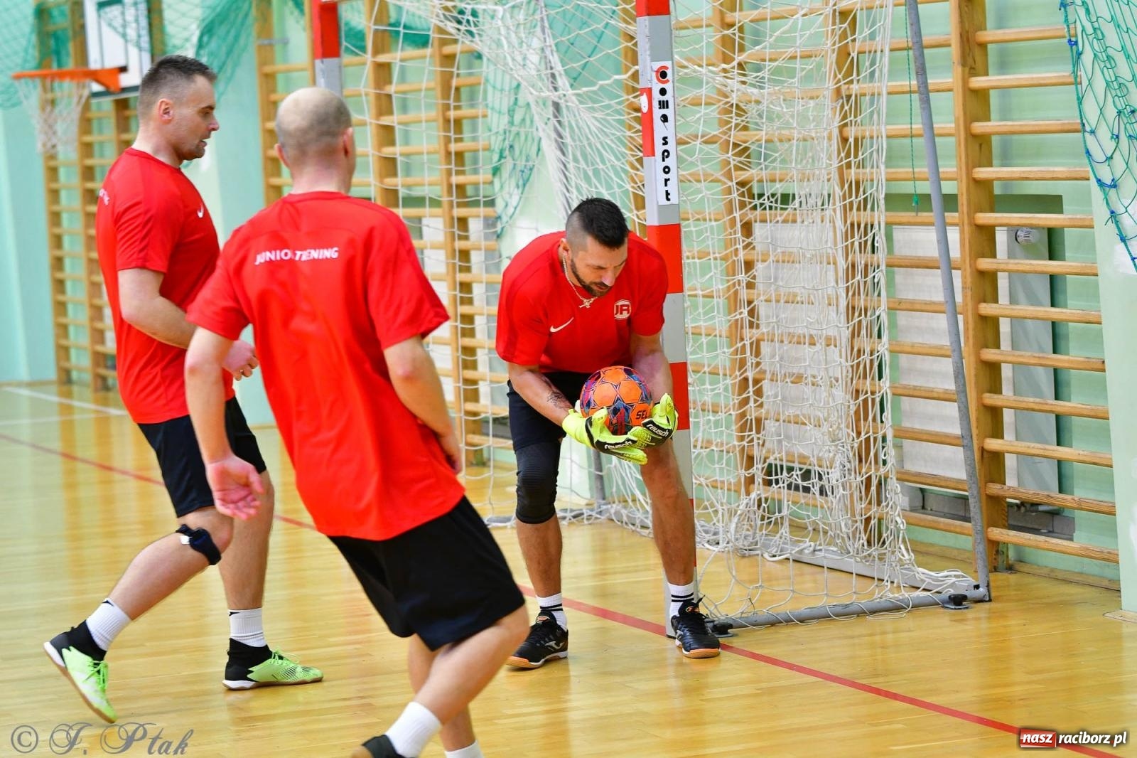 Zdjęcie w galerii na portalu naszraciborz.pl: Rodzice młodych piłkarzy rywalizowali w hali OSiR Racibórz [FOTO] wiadomości z regionu