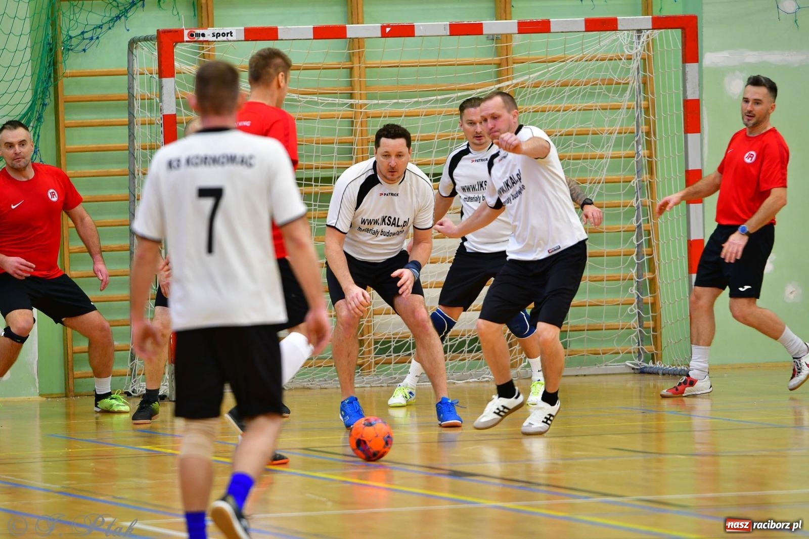 Zdjęcie w galerii na portalu naszraciborz.pl: Rodzice młodych piłkarzy rywalizowali w hali OSiR Racibórz [FOTO] wiadomości z regionu