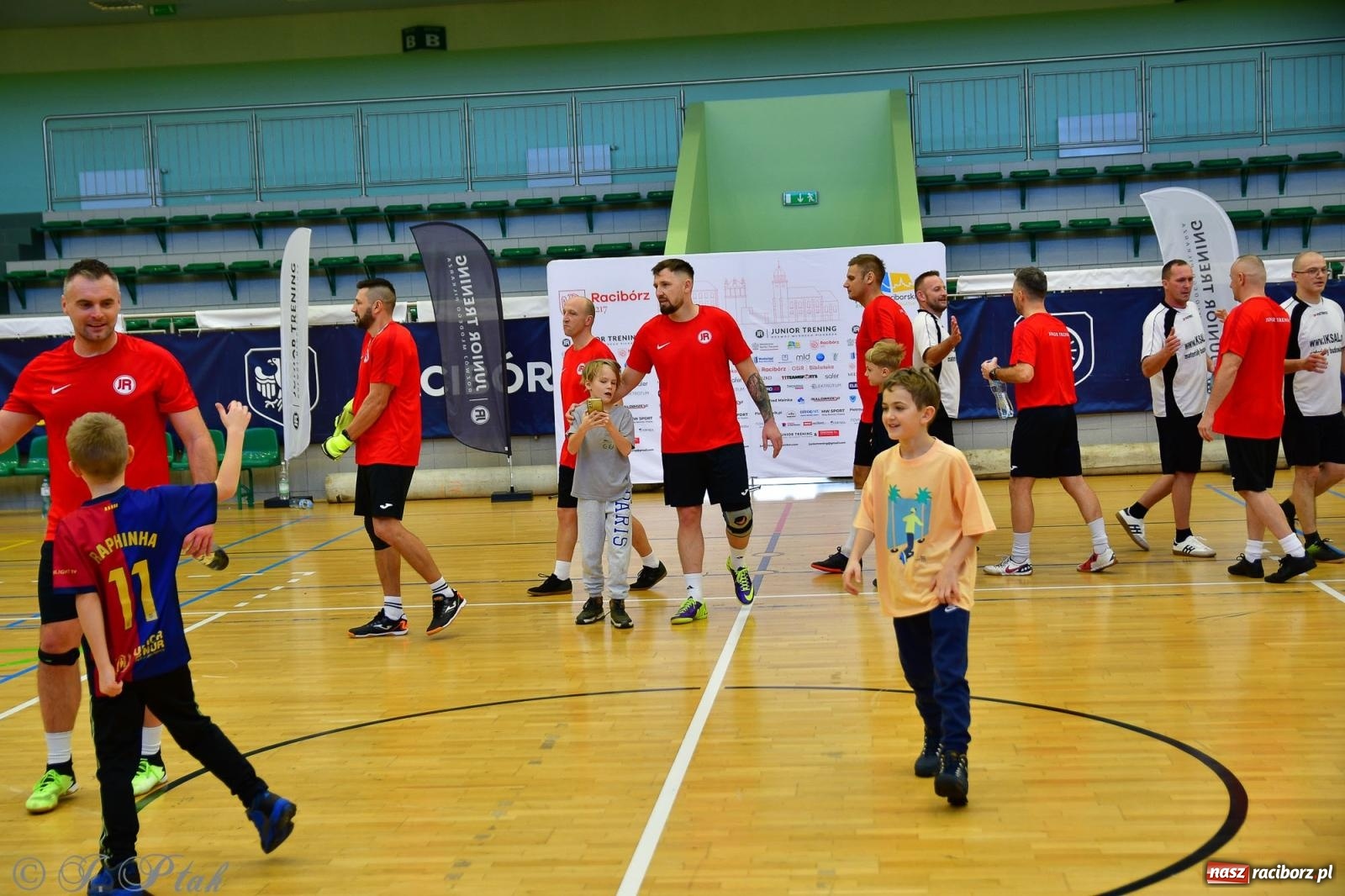 Zdjęcie w galerii na portalu naszraciborz.pl: Rodzice młodych piłkarzy rywalizowali w hali OSiR Racibórz [FOTO] wiadomości z regionu