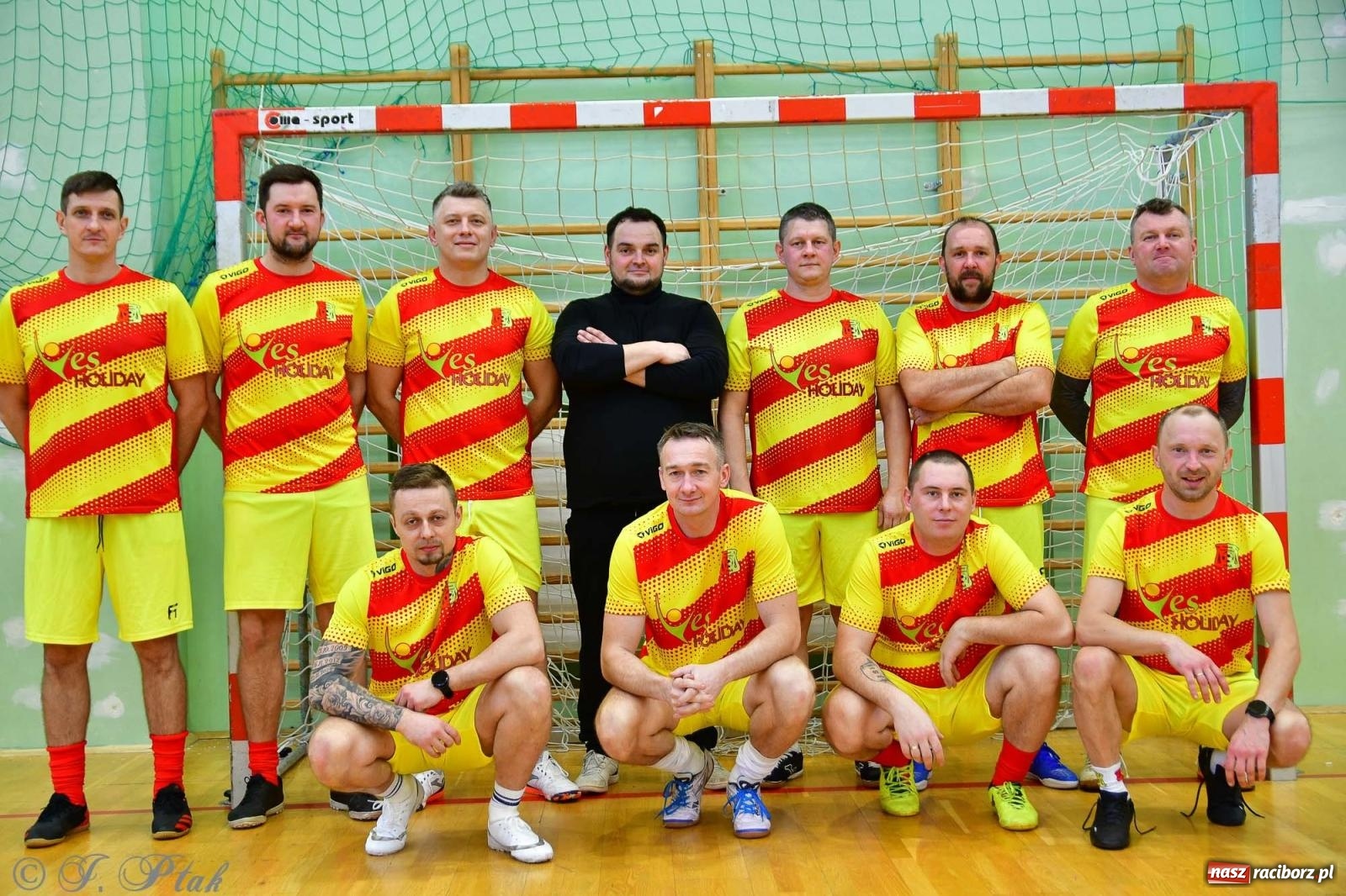 Zdjęcie w galerii na portalu naszraciborz.pl: Rodzice młodych piłkarzy rywalizowali w hali OSiR Racibórz [FOTO] wiadomości z regionu